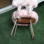 Chaise Pelfran moumoute rose