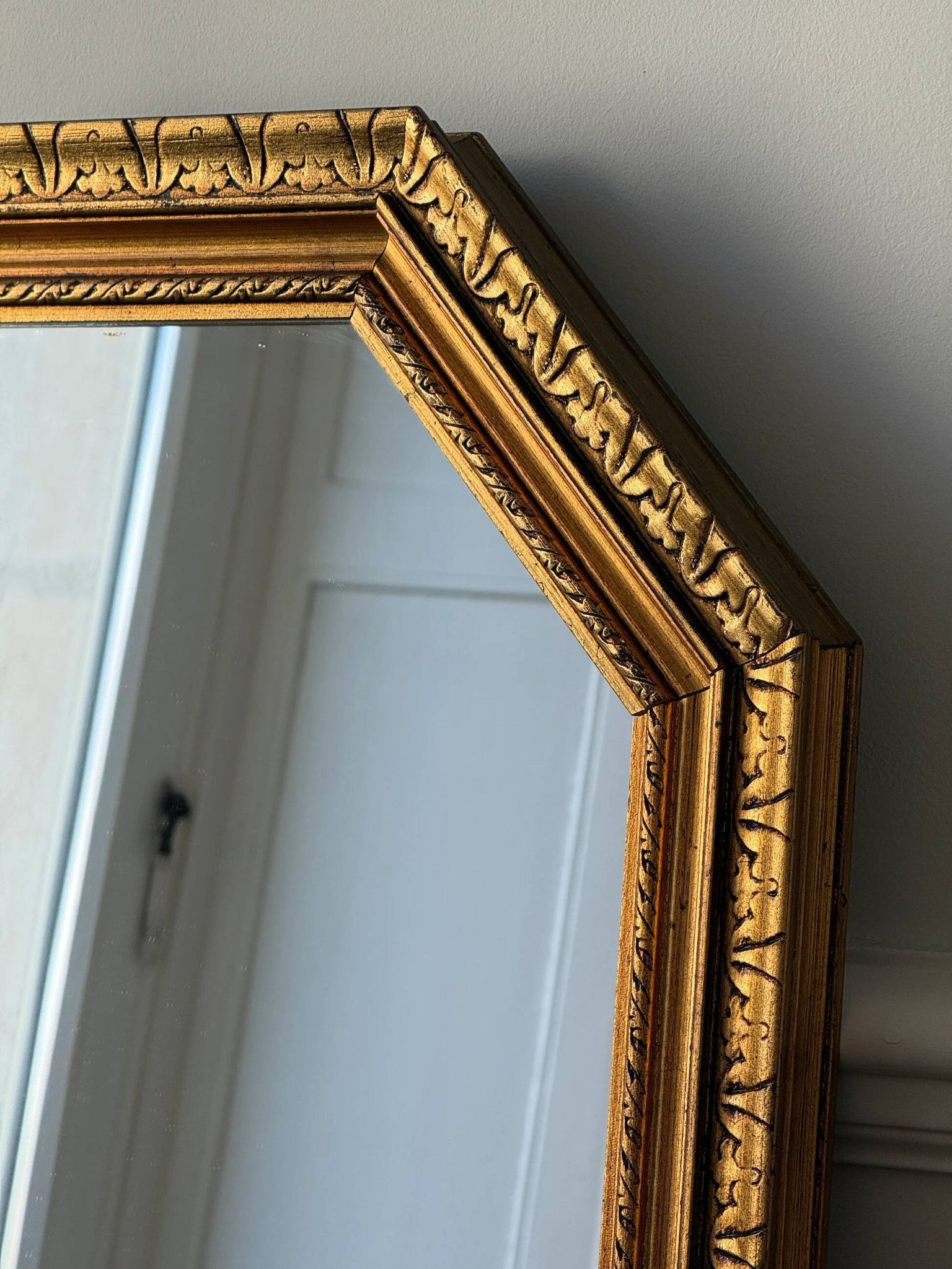 Miroir octogonal doré aux reflets cuivré