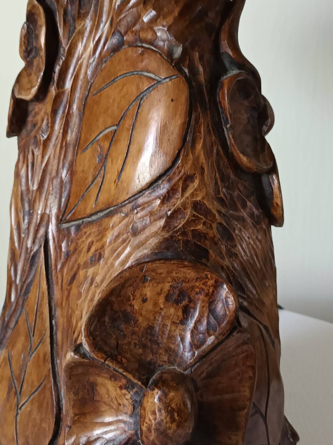 Sculpted wooden table lamp with vintage cord