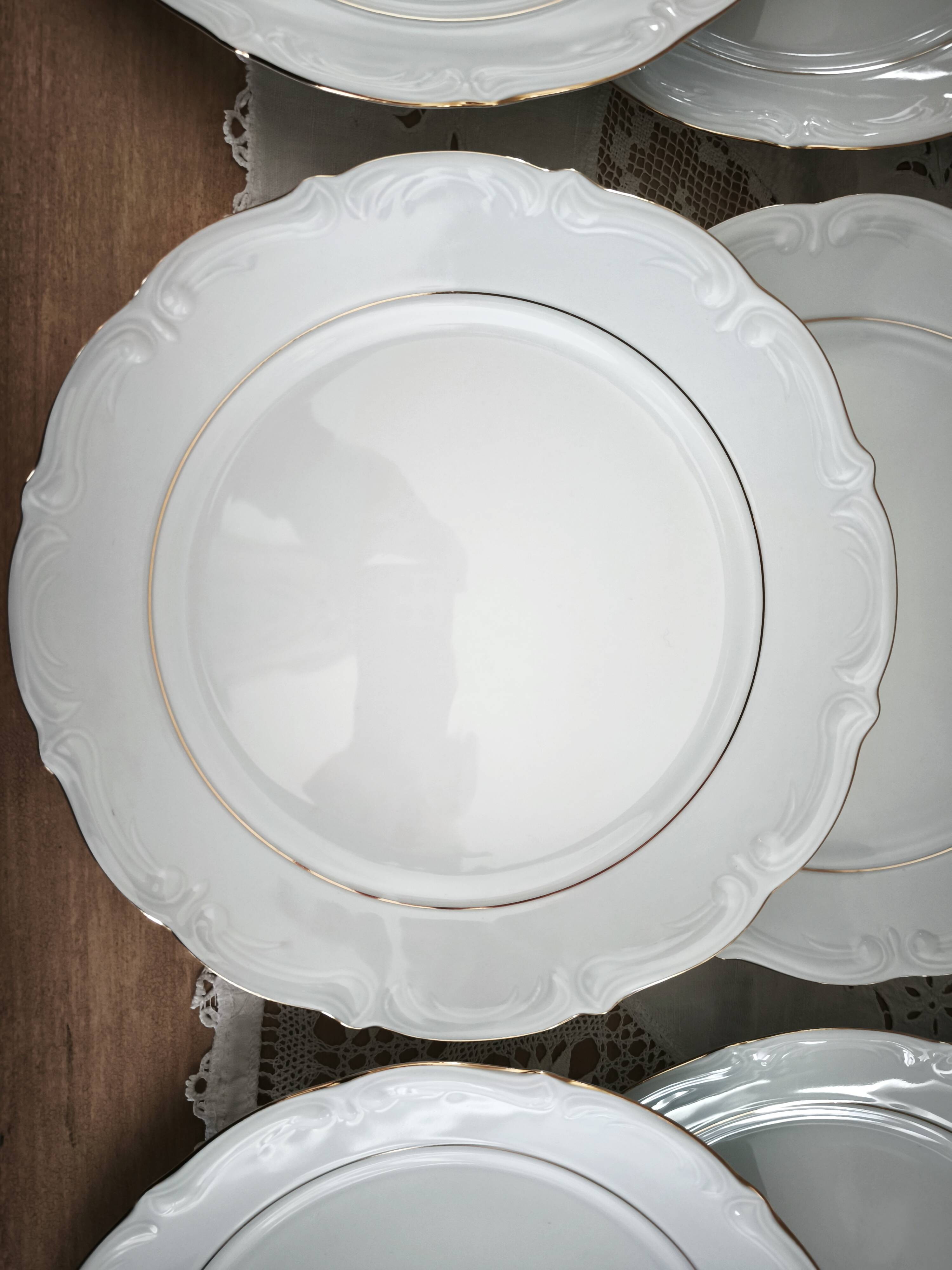 12 flat plates in porcelain with double gold rim.