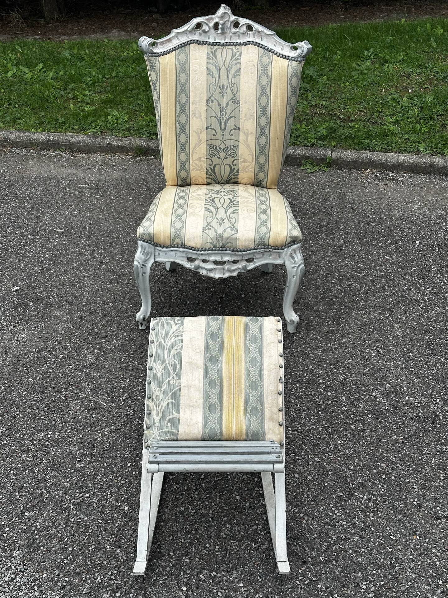 Chauffeuse de style Louis XV avec repose-pieds assorti – XXe siècle