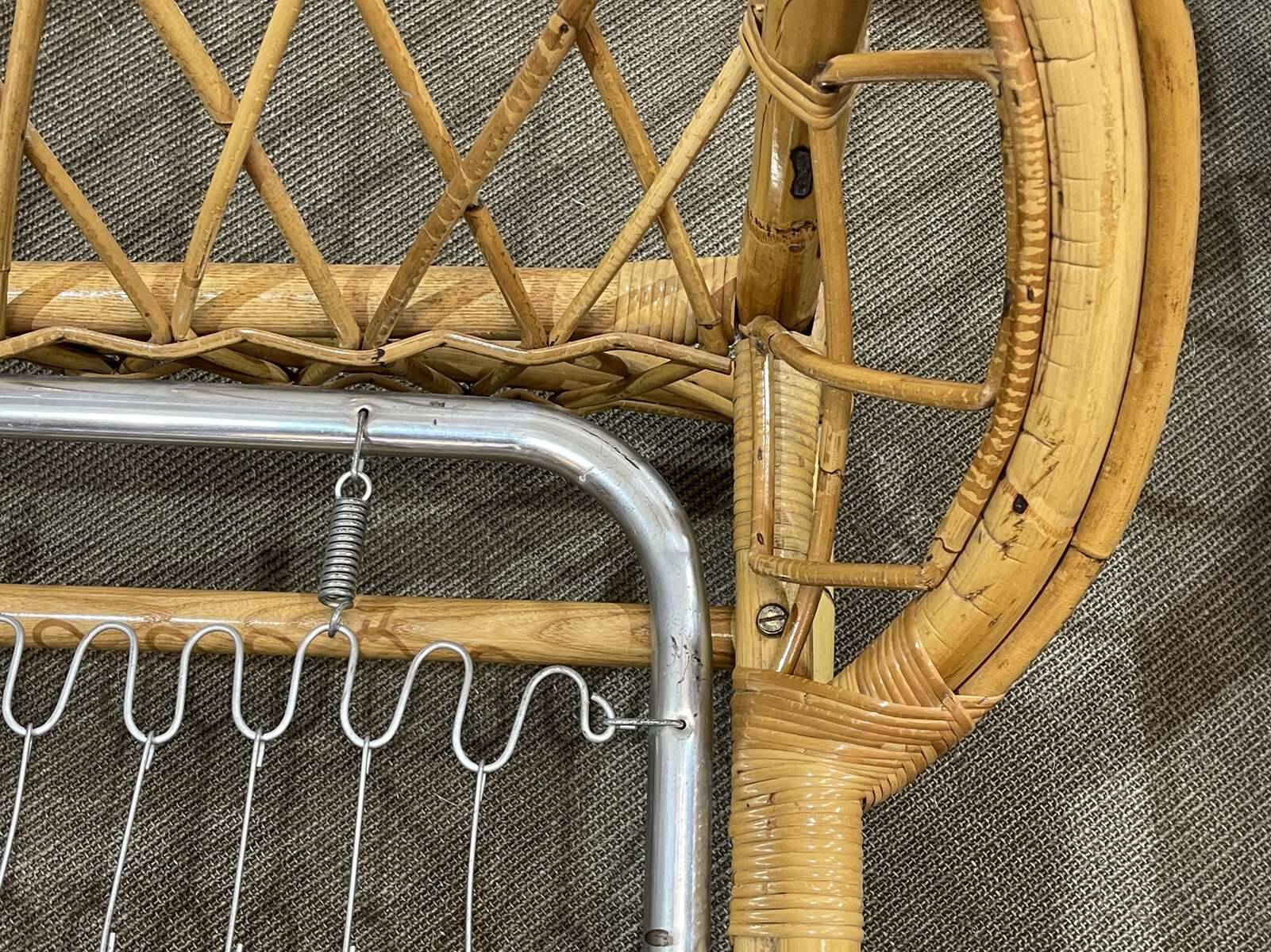 Lit en rotin des années 1960 avec son sommier métal.