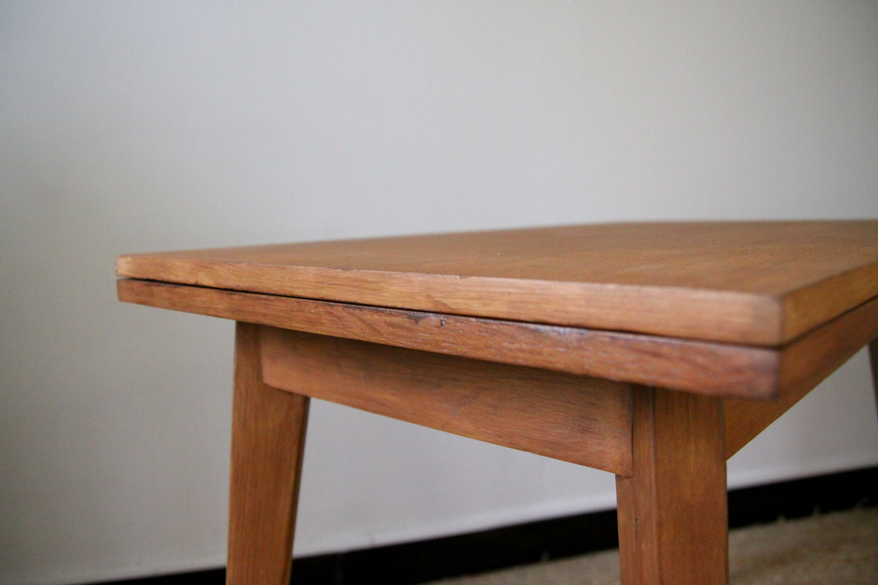 Scandinavian-style system table