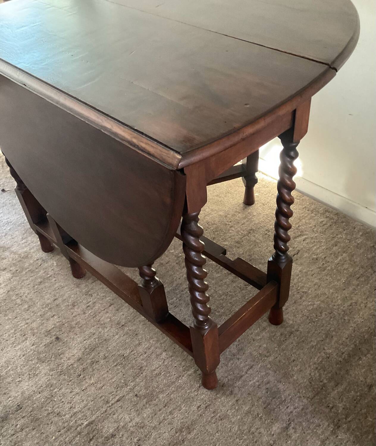 Ancienne table pliante anglaise en bois et pieds tournés 