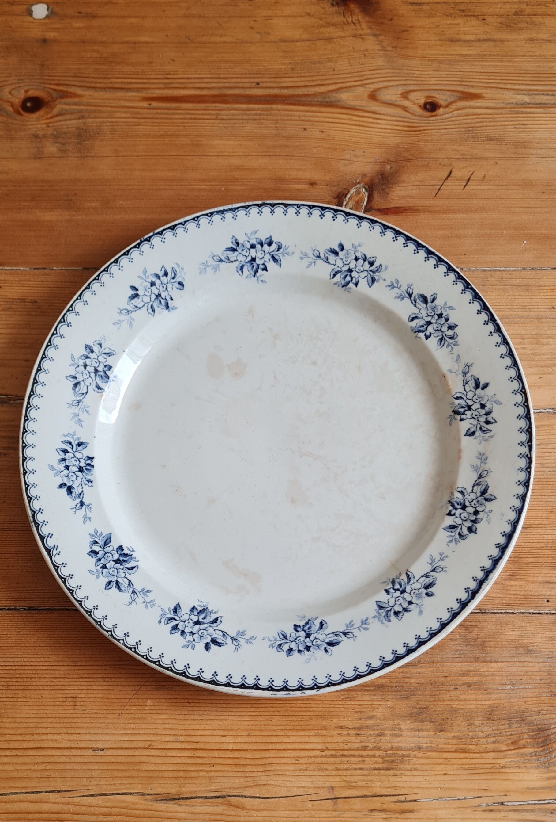 Serving dish in iron earth