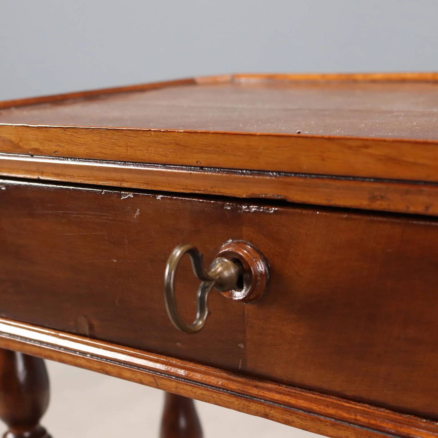 Antique sewing table in walnut with drawer, Italy, late 19th century.