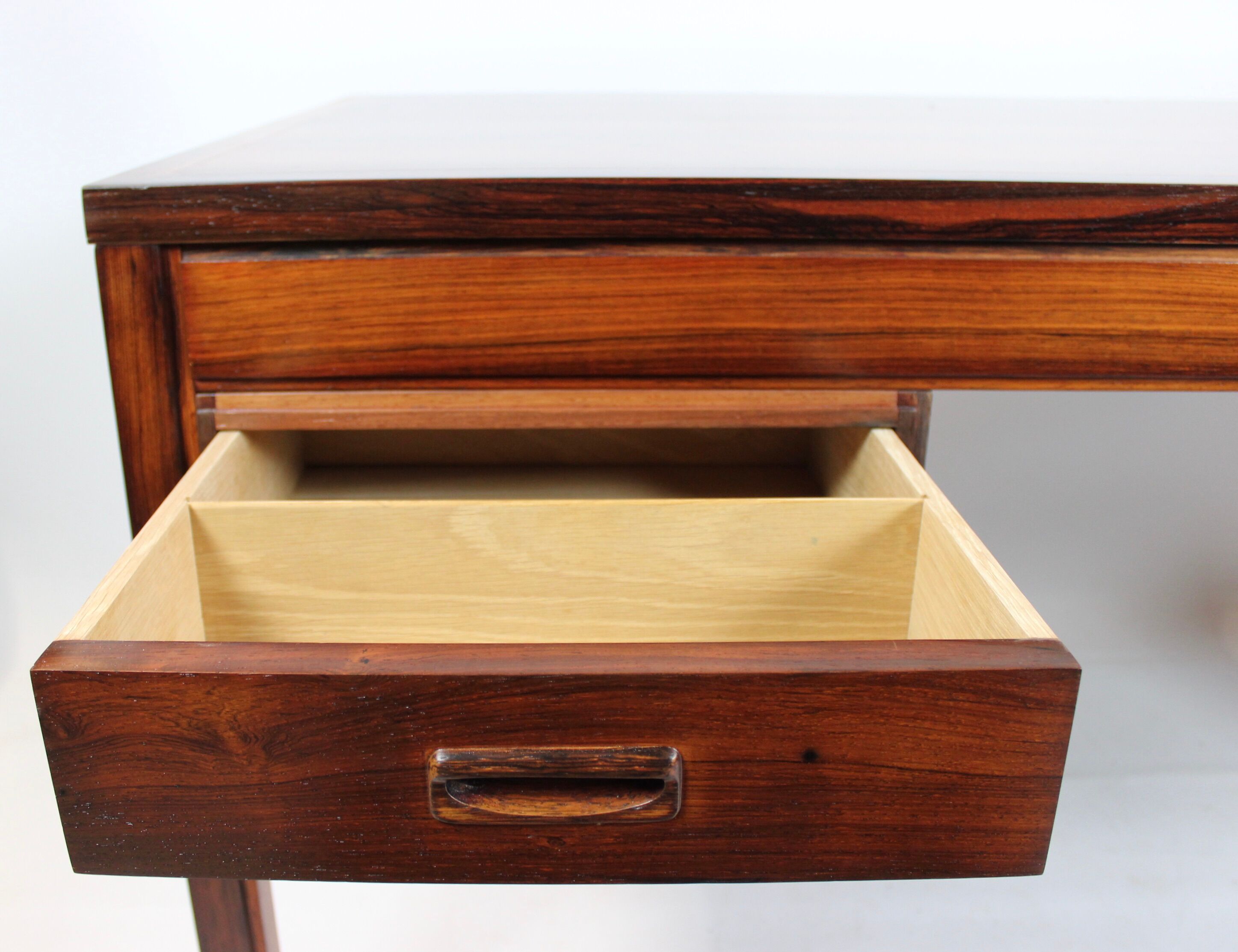Bureau en bois de rose des années 1960