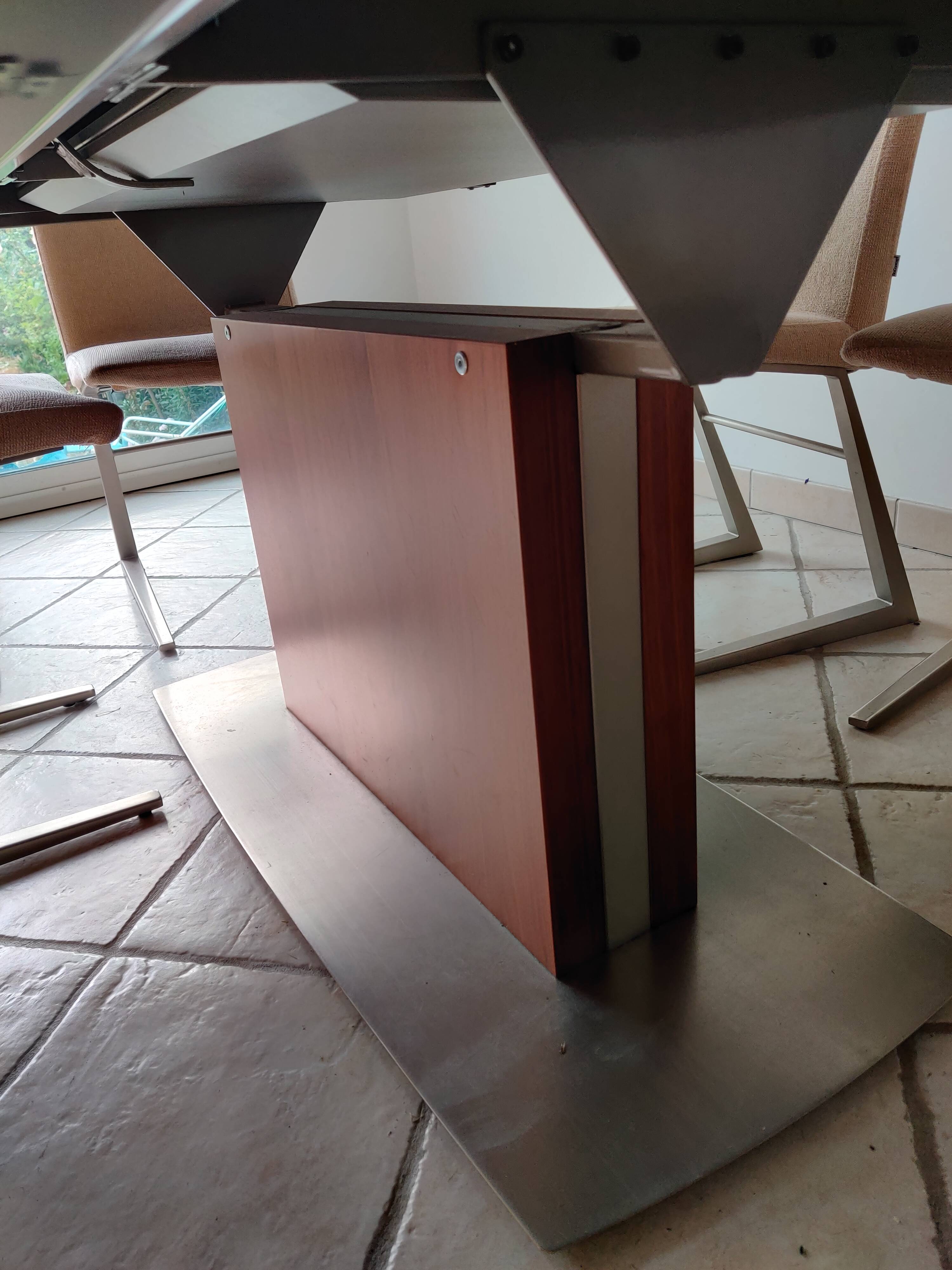 Magnificent dining table from Boconcept, model Fiorentina.