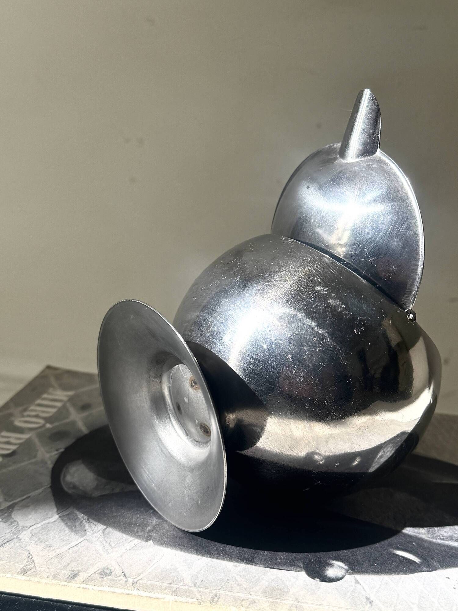 Space age ashtray in chrome metal, 1970s design.