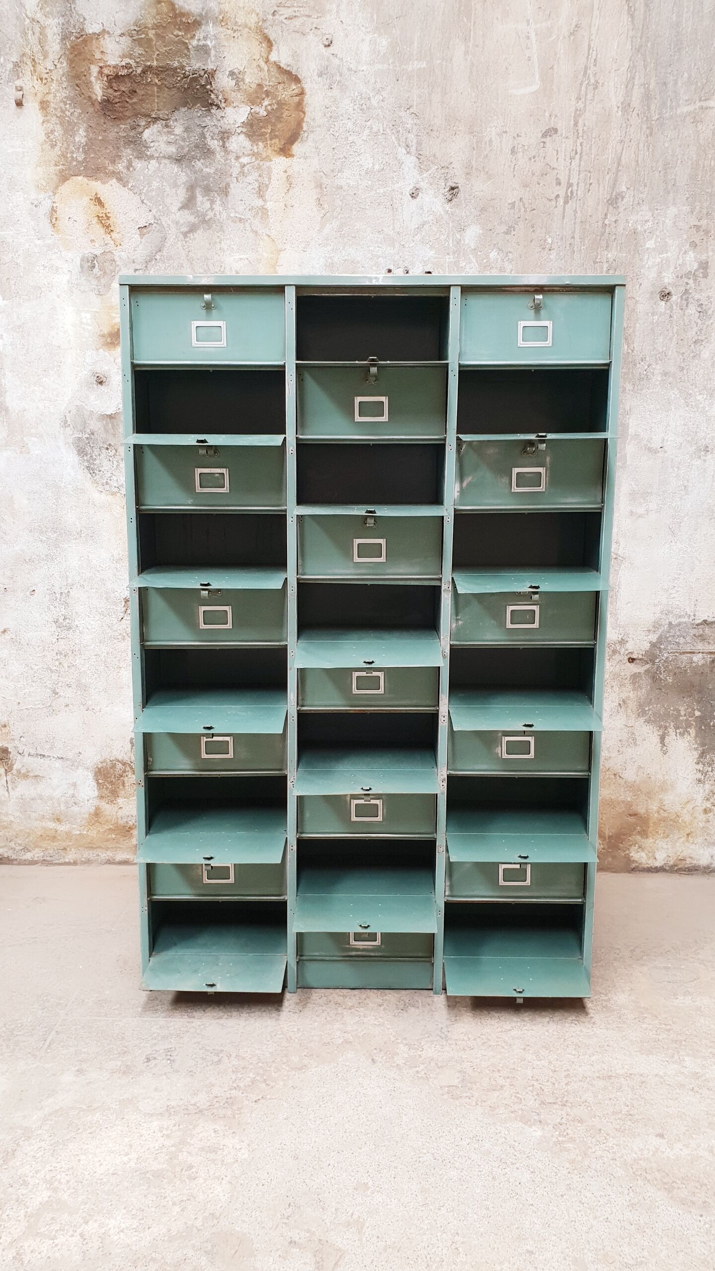 Strafor valve cabinet