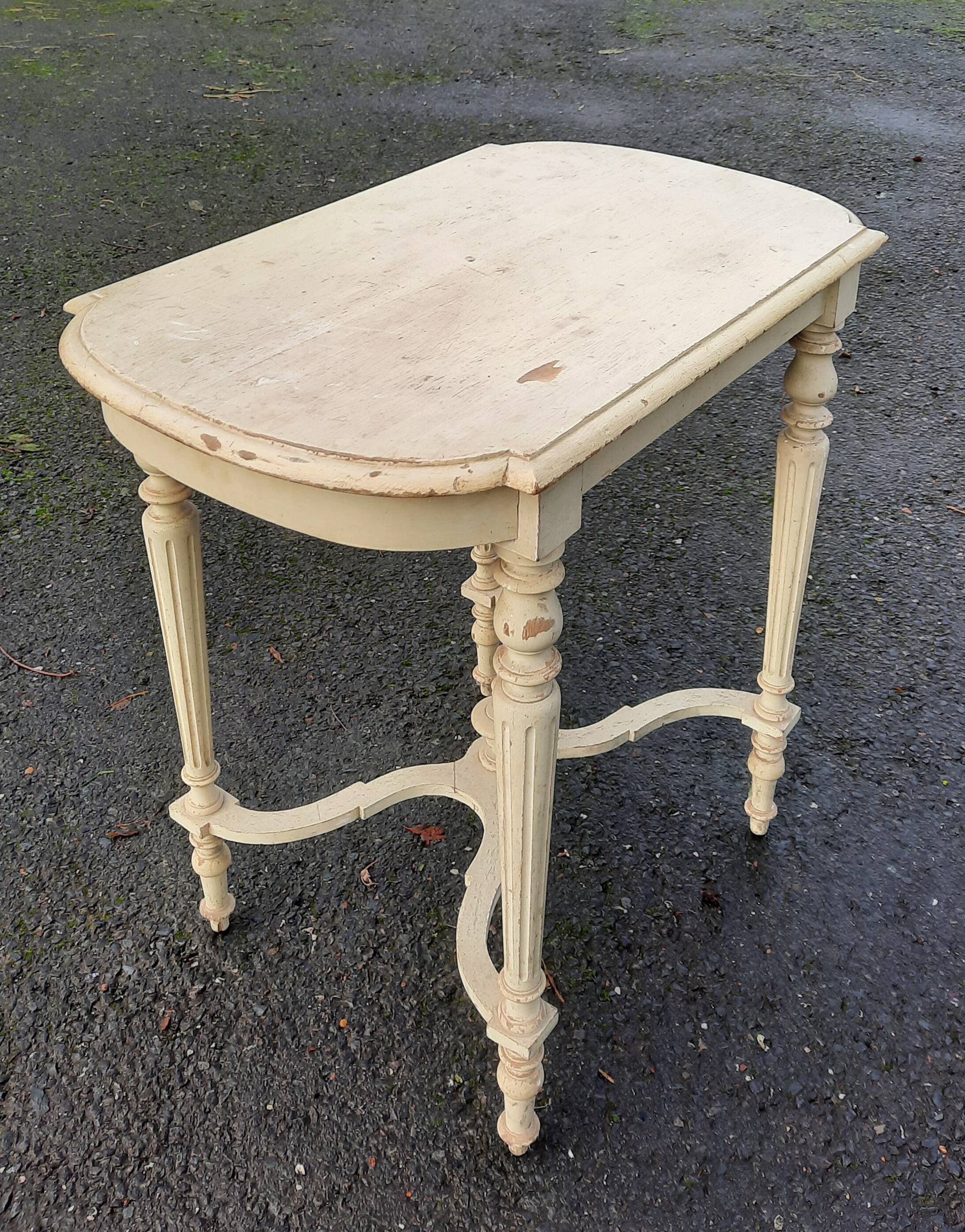 Center table in white lacquered wood