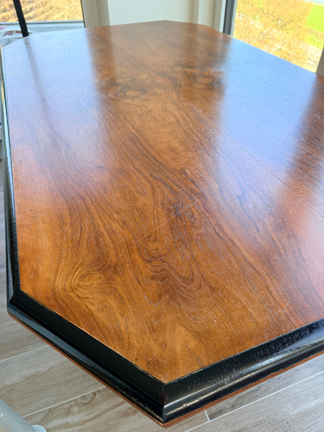 English Art Deco table in flamed walnut – London, 1960
