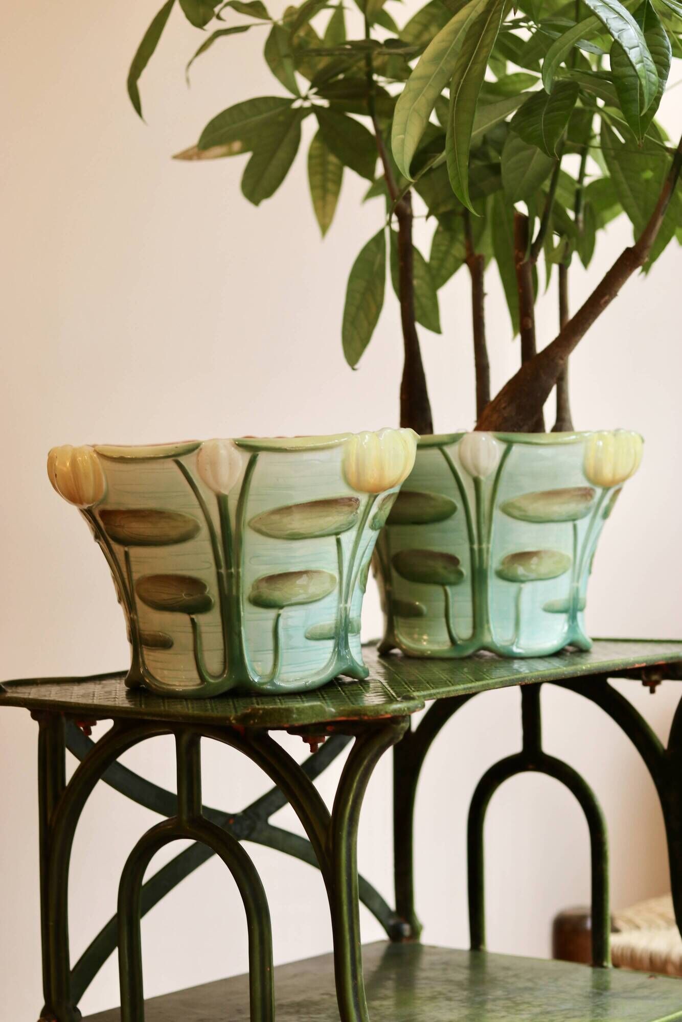 Pair of Art Nouveau cache-pots in barbotine, Saint-Clément manufacture, ve