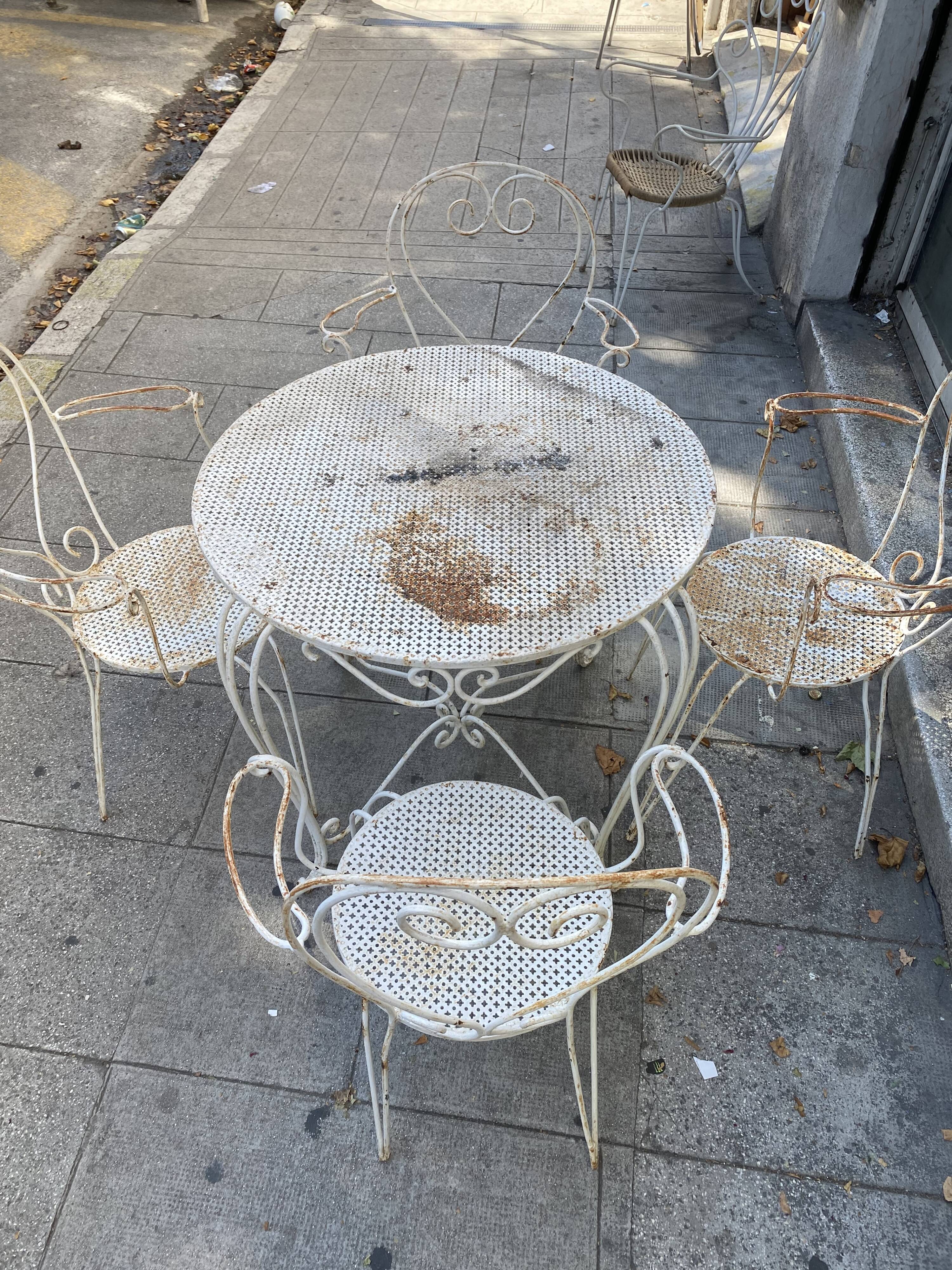 Table de jardin et 4 chaises en fer blanc