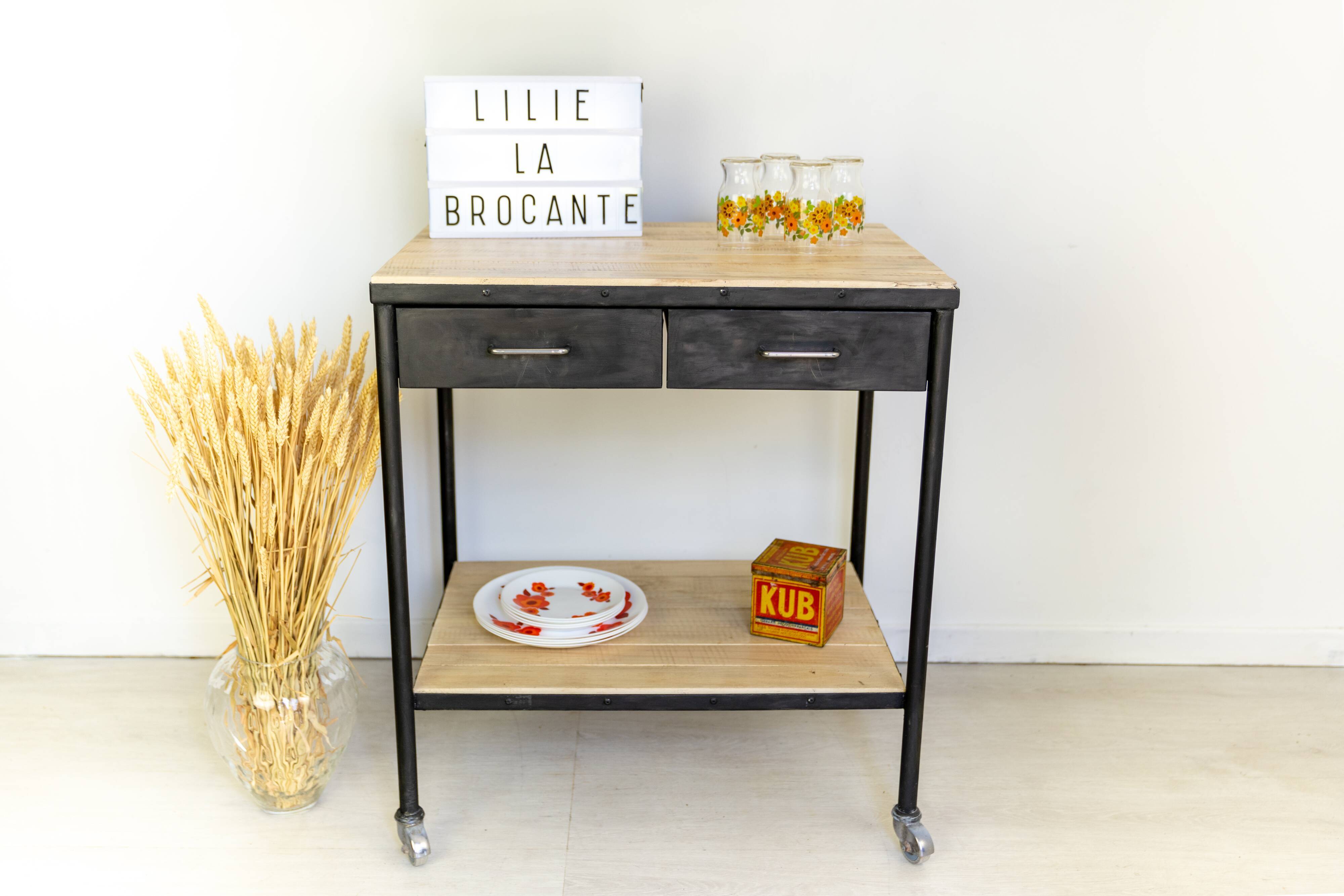Kitchen shelf with industrial style wheels