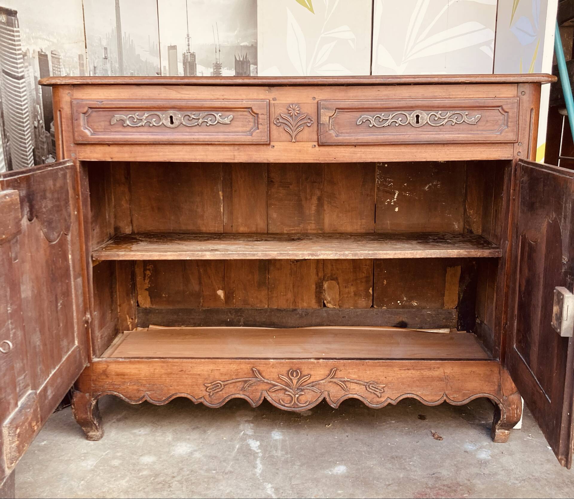 Louis XV style buffet from the 19th century in solid fruitwood with dowelled joints.
