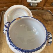 Soupière ancienne en terre cuite et faïence