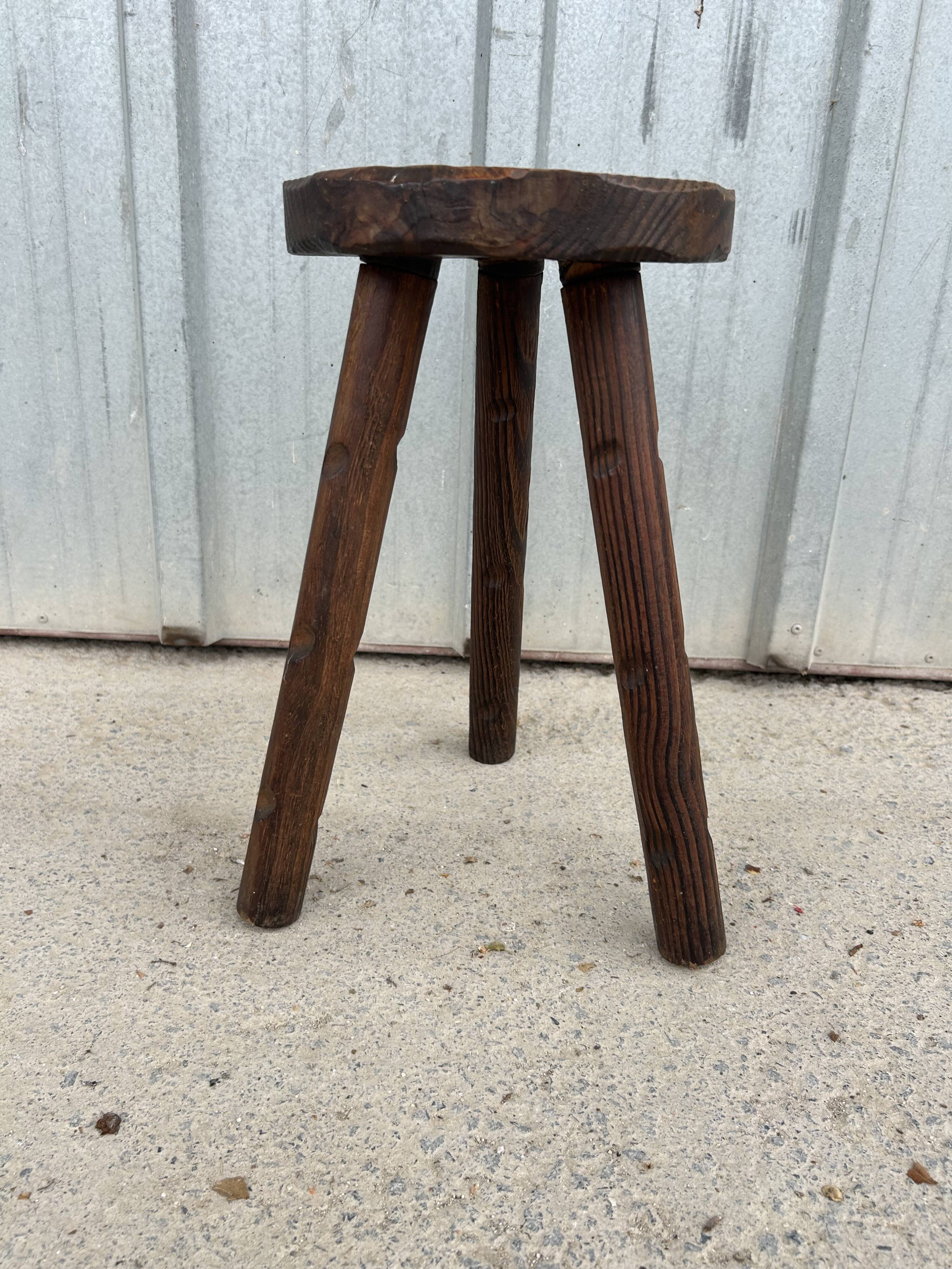 Tabouret tripode ancien