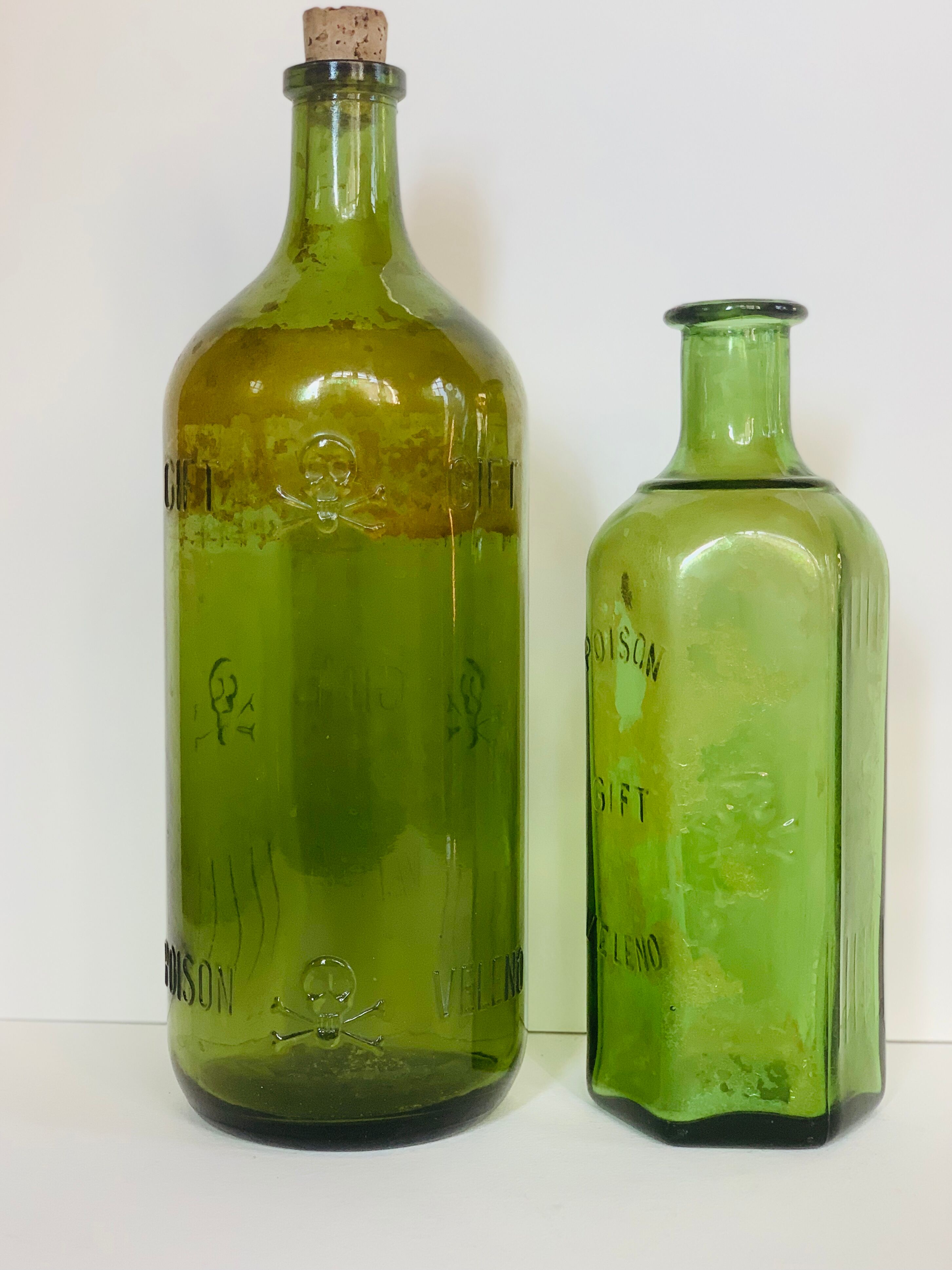 Deux bouteilles de poison