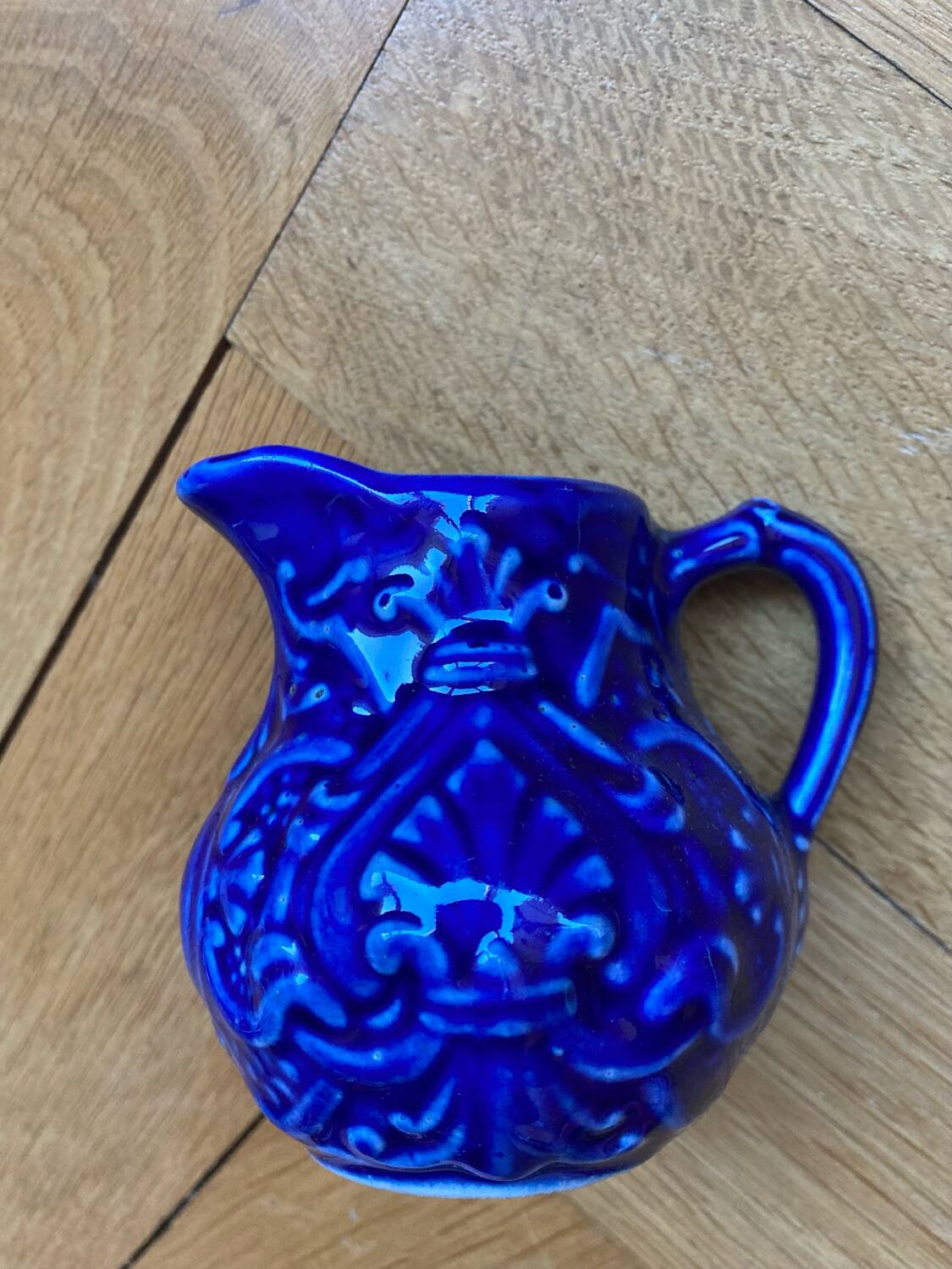 Blue barbotine cream jug Onnaing