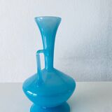 Carafe en opaline bleue