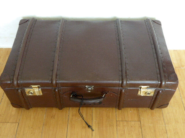 Duo of vintage dark brown suitcases "Mother Big and her little chaperone"