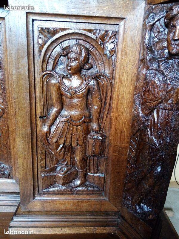Meuble 2 corps sculpté du XVI ème siècle