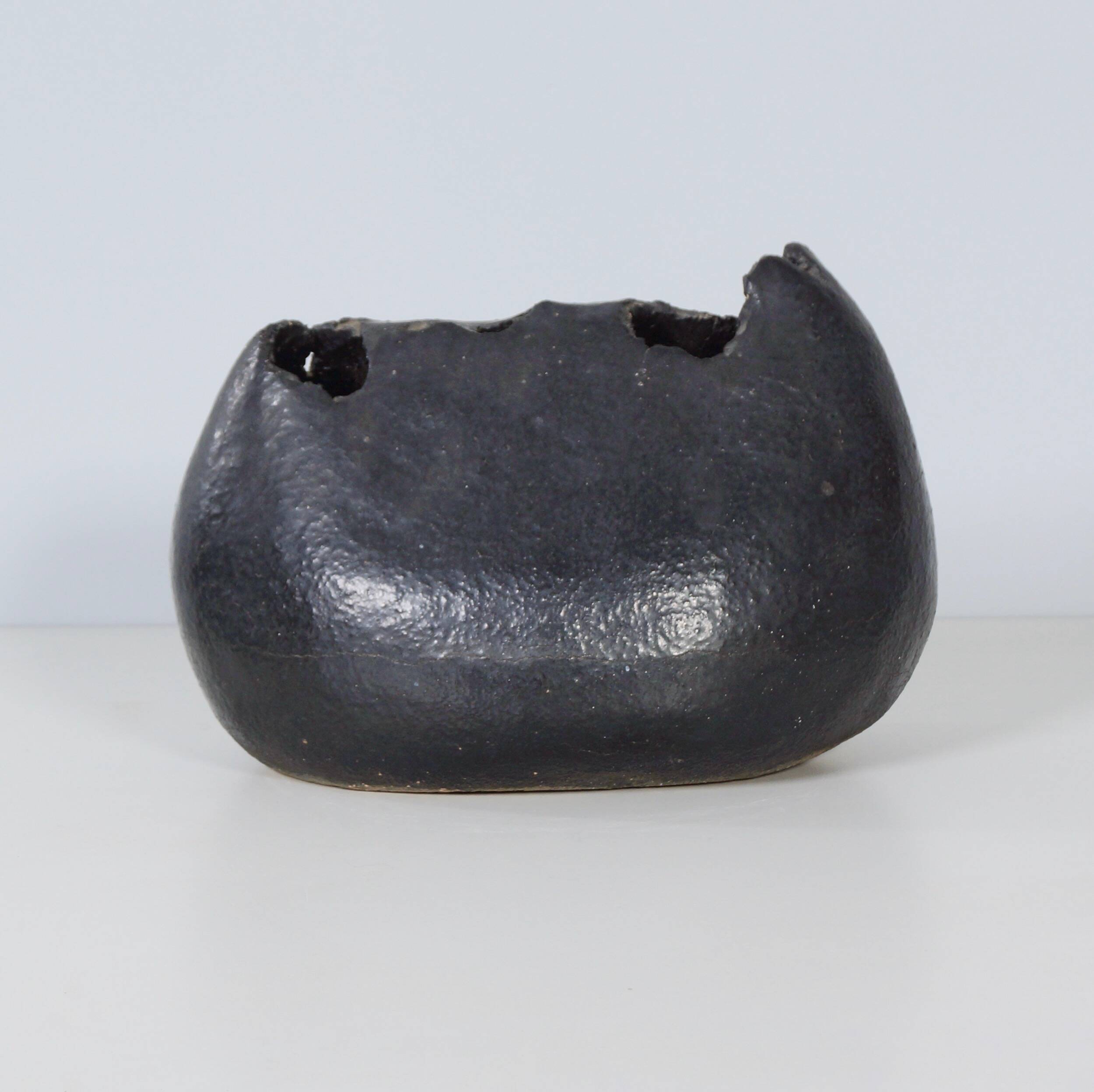 Sculptural vase by Keiko Yoshida from 1971 in black ceramic