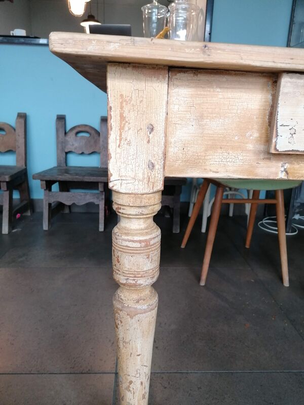 Table à manger en bois vintage pieds tournés style table ferme