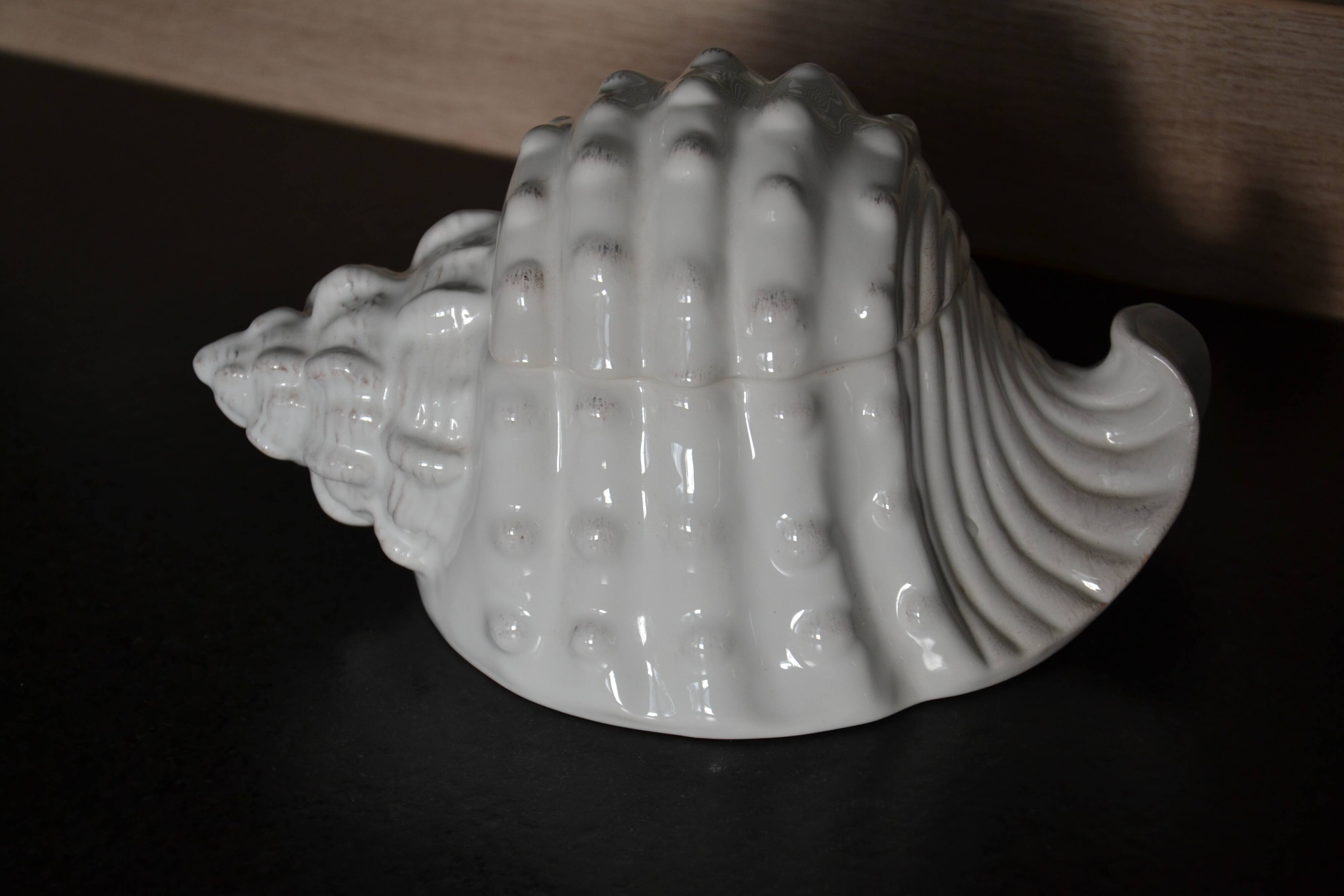 Ceramic box in the shape of a seashell
