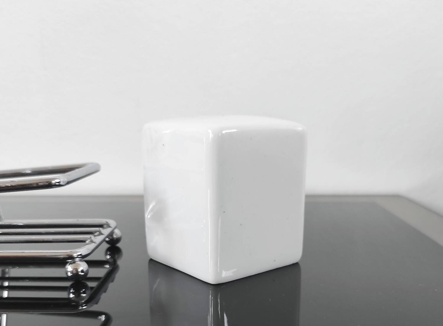 Vintage salt and pepper set – White ceramic and chrome metal