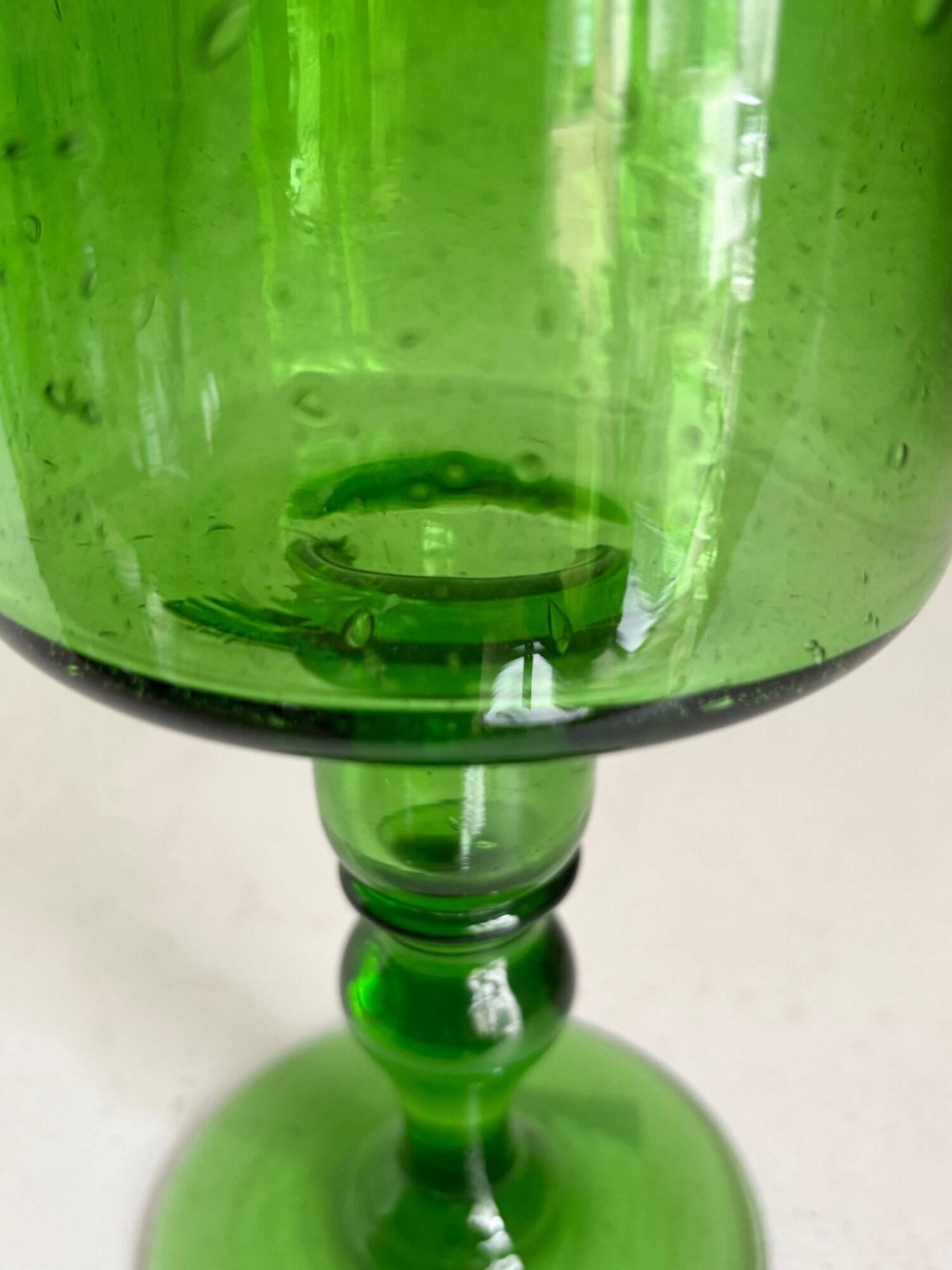 Vase en verre soufflé vert