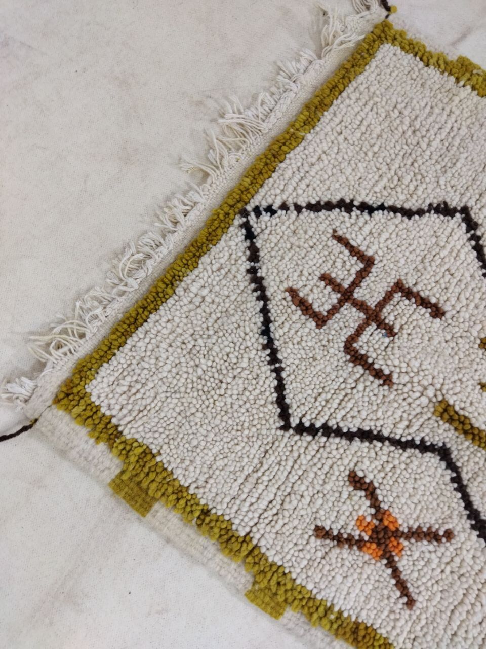 Moroccan berbere carpet 102x62cm