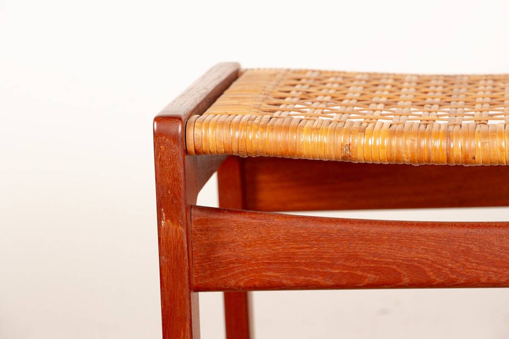 Paire de tabourets Danois en Teck et Cannage par Peter Hvidt 1960.