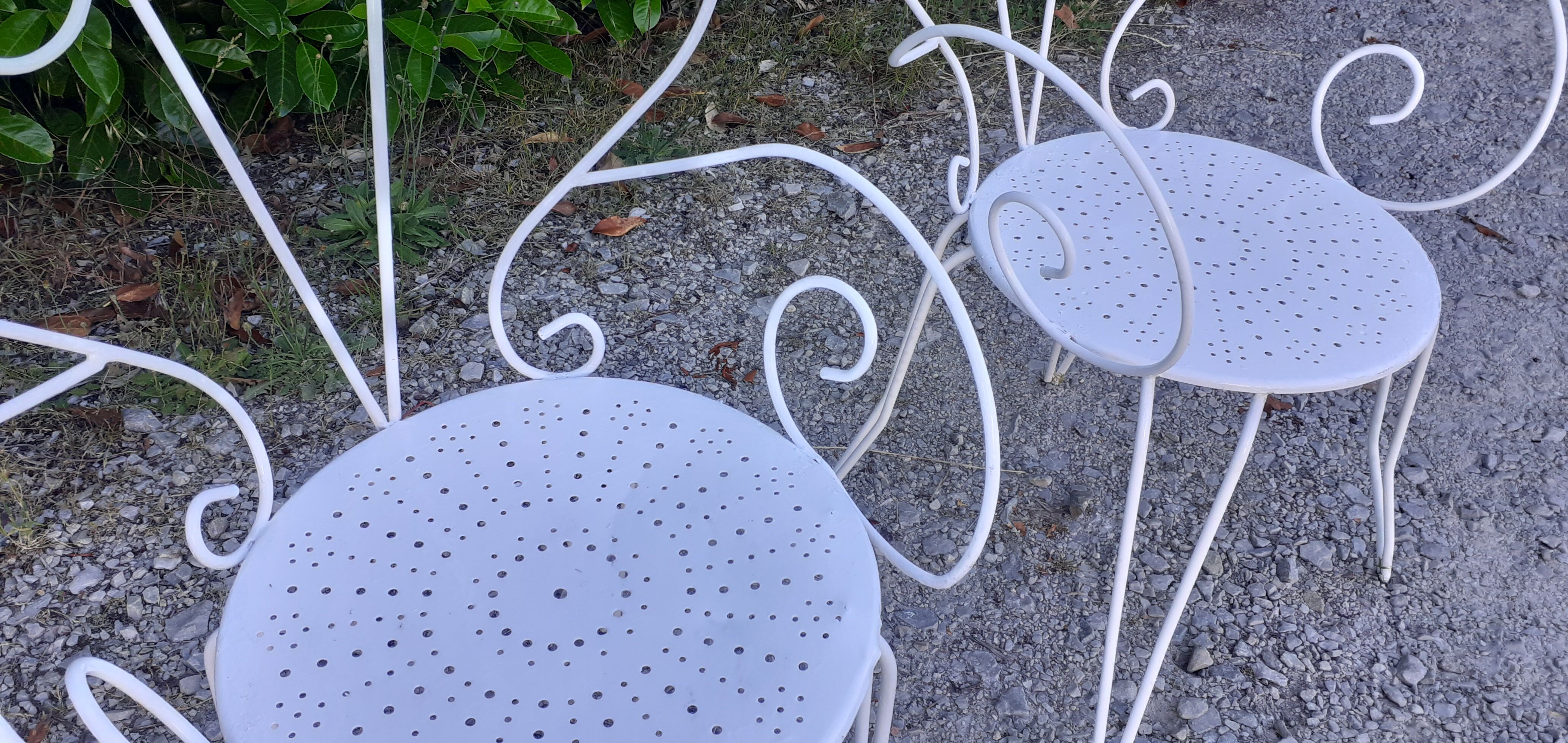 Salon de jardin 1 table 4 fauteuils en fer forgé blanc ancien.