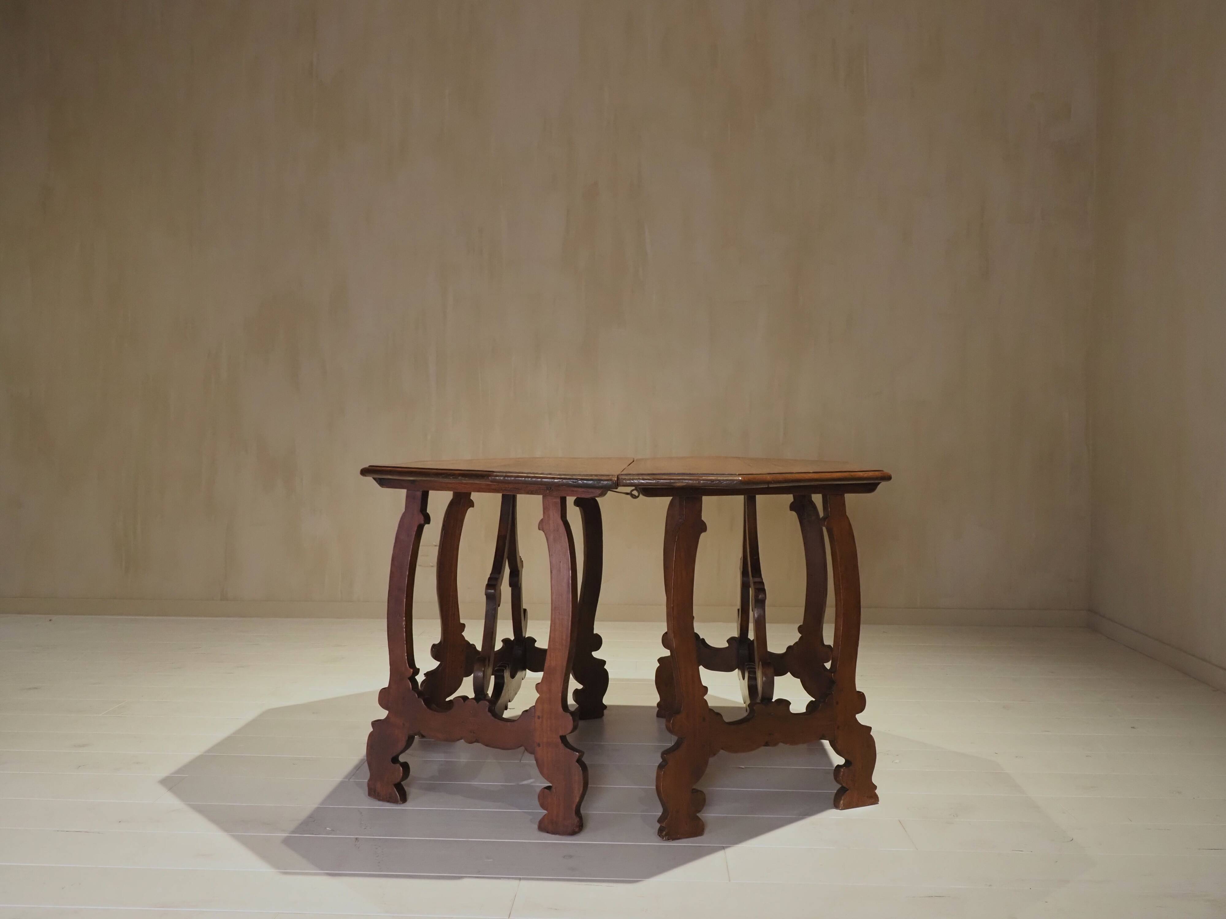 Pair of Italian consoles from the 18th century.