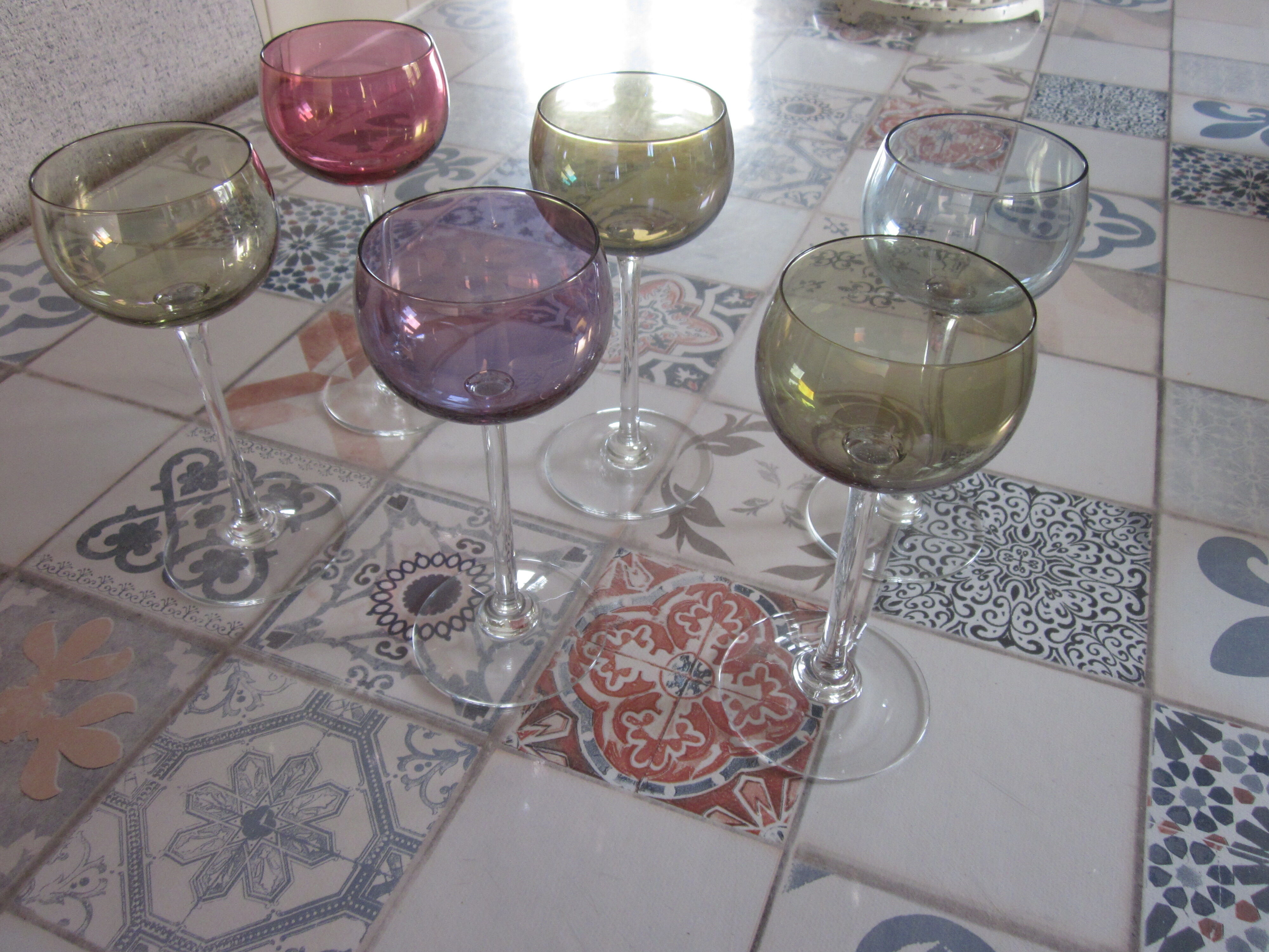 6 verres à vin de couleur