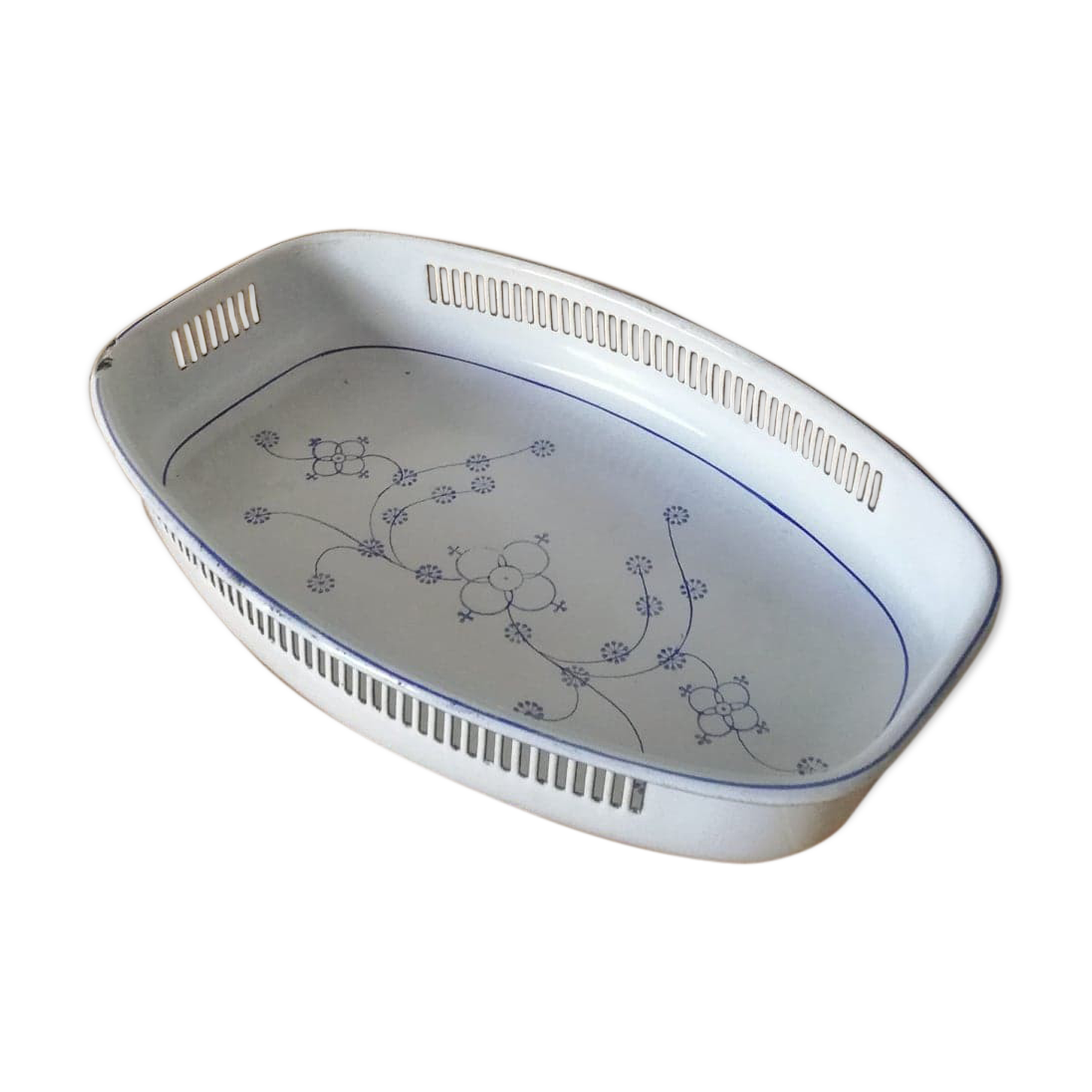 Enamelled metal dish