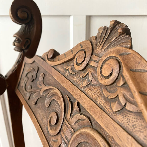Fauteuil Dagobert en bois sculpté