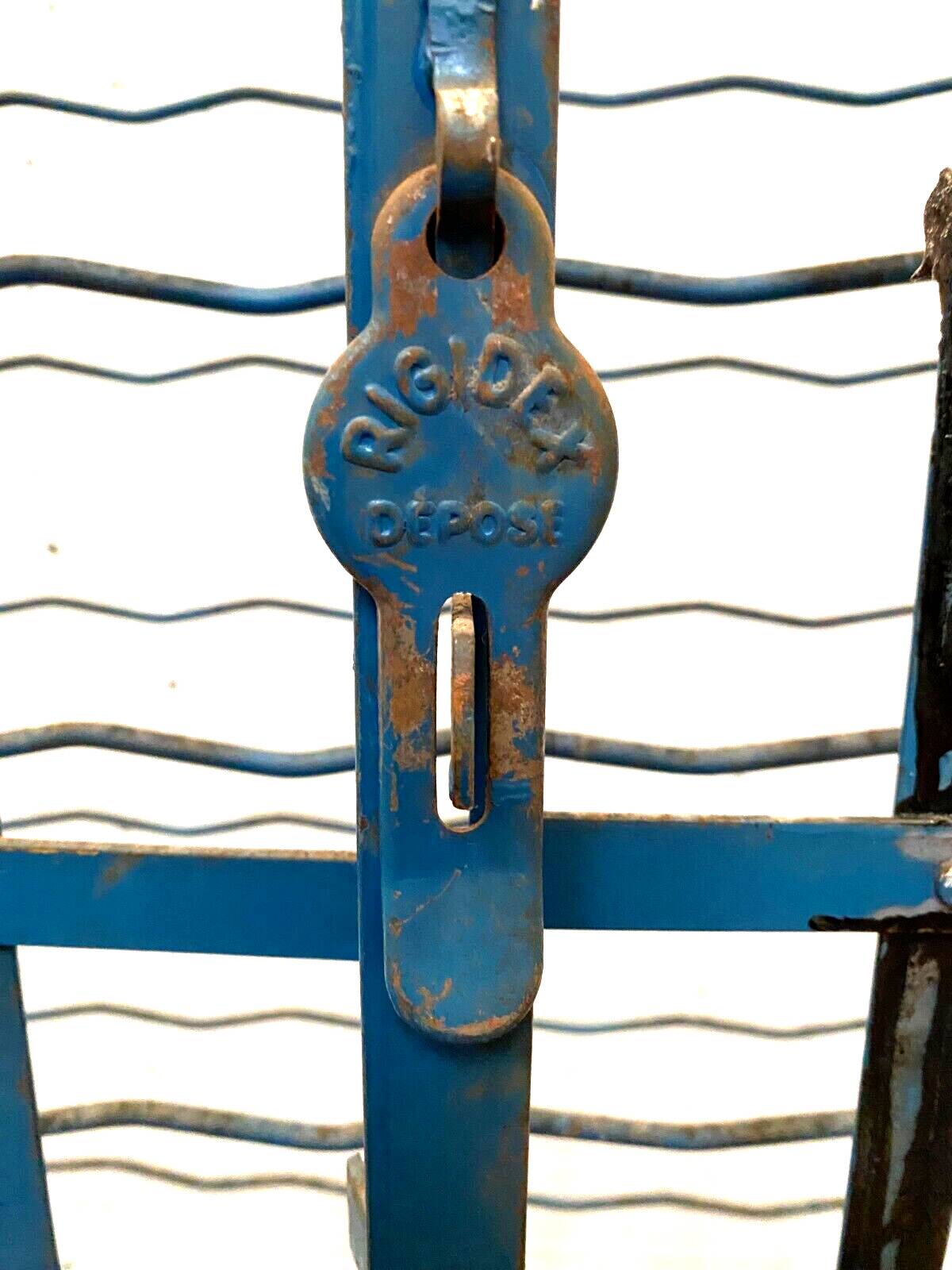 Porte bouteilles a portes en fer forgé XX siècle