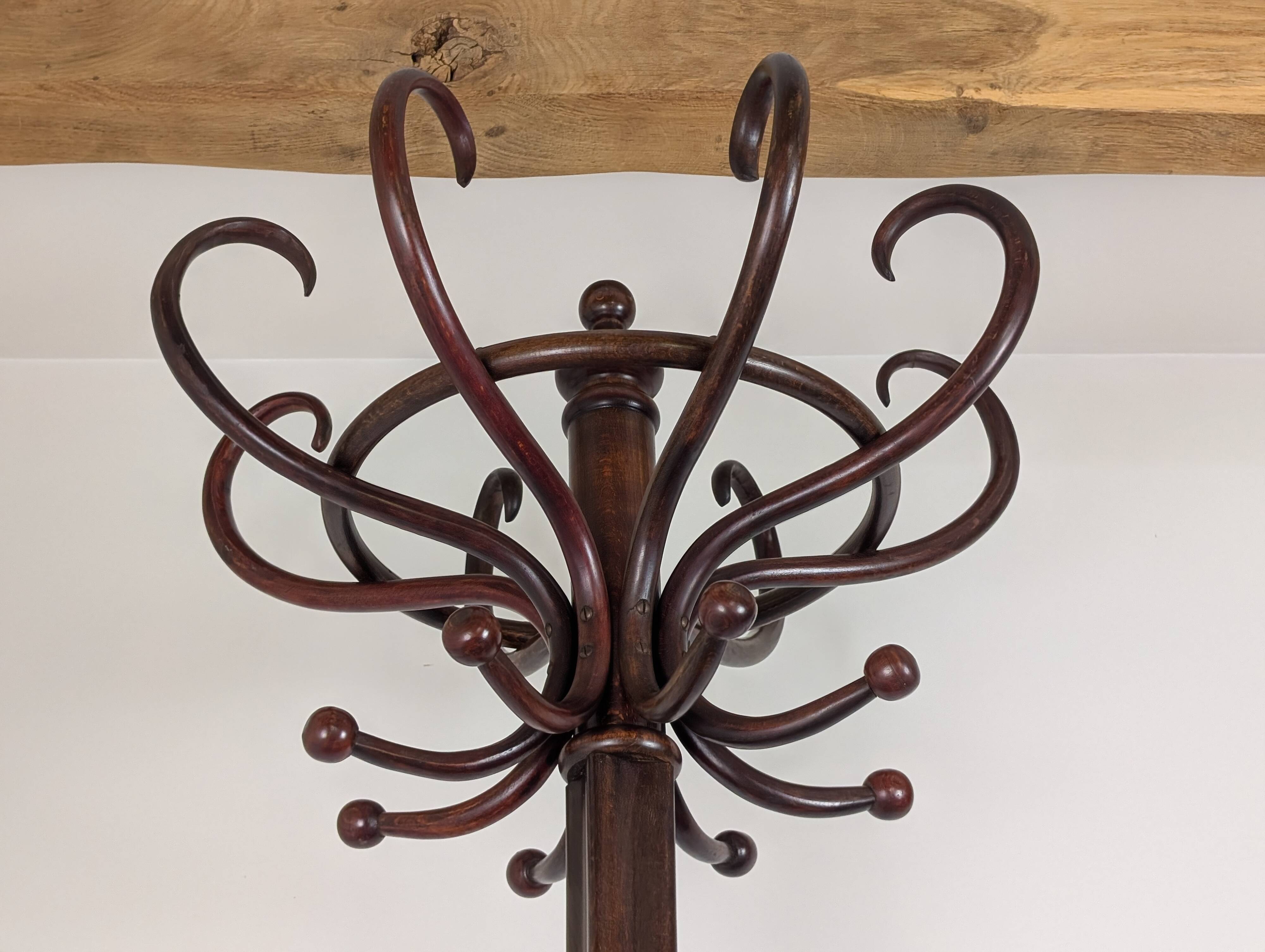 Fischel parrot coat rack