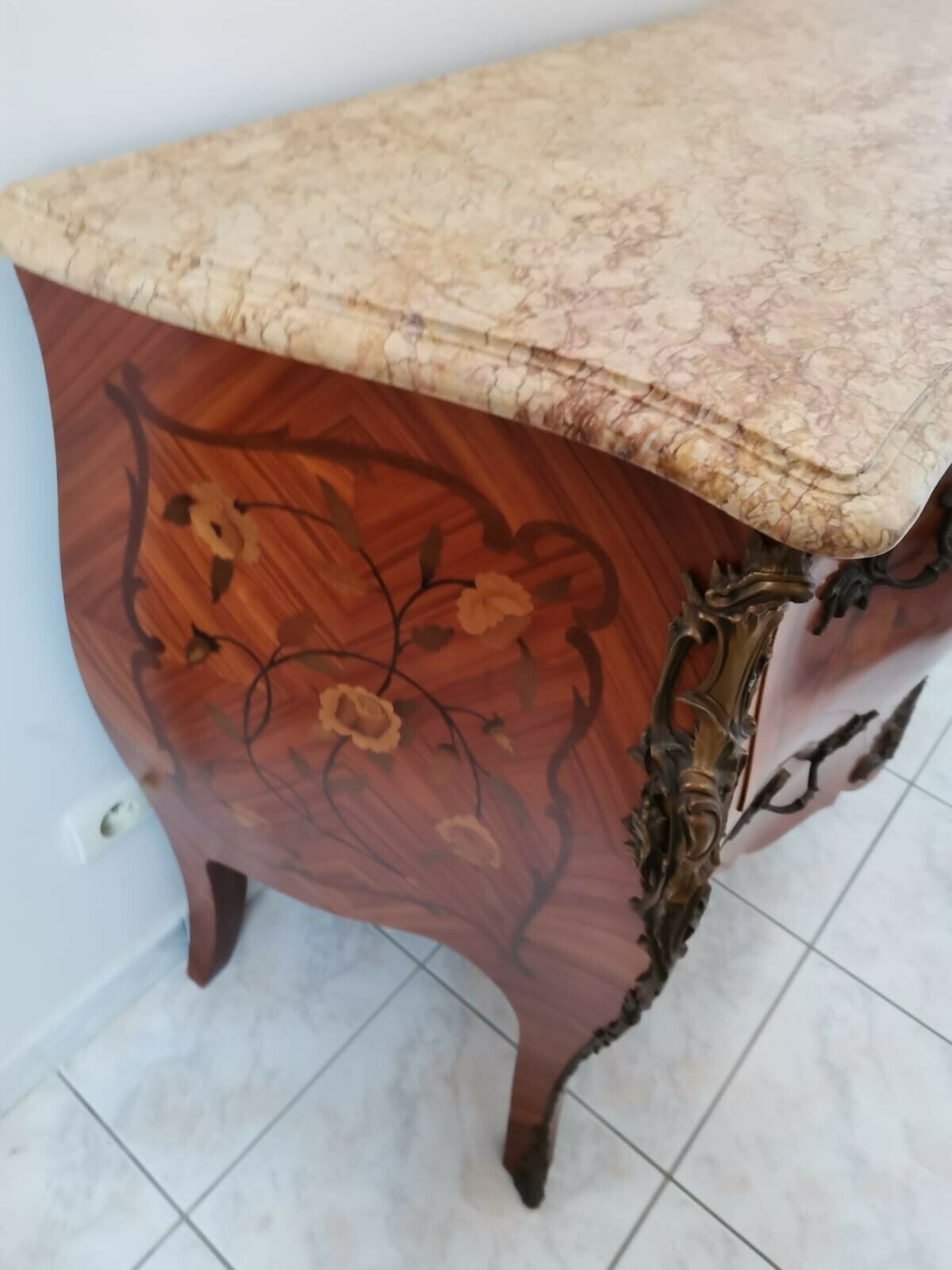 Old chest of drawers style louis 15