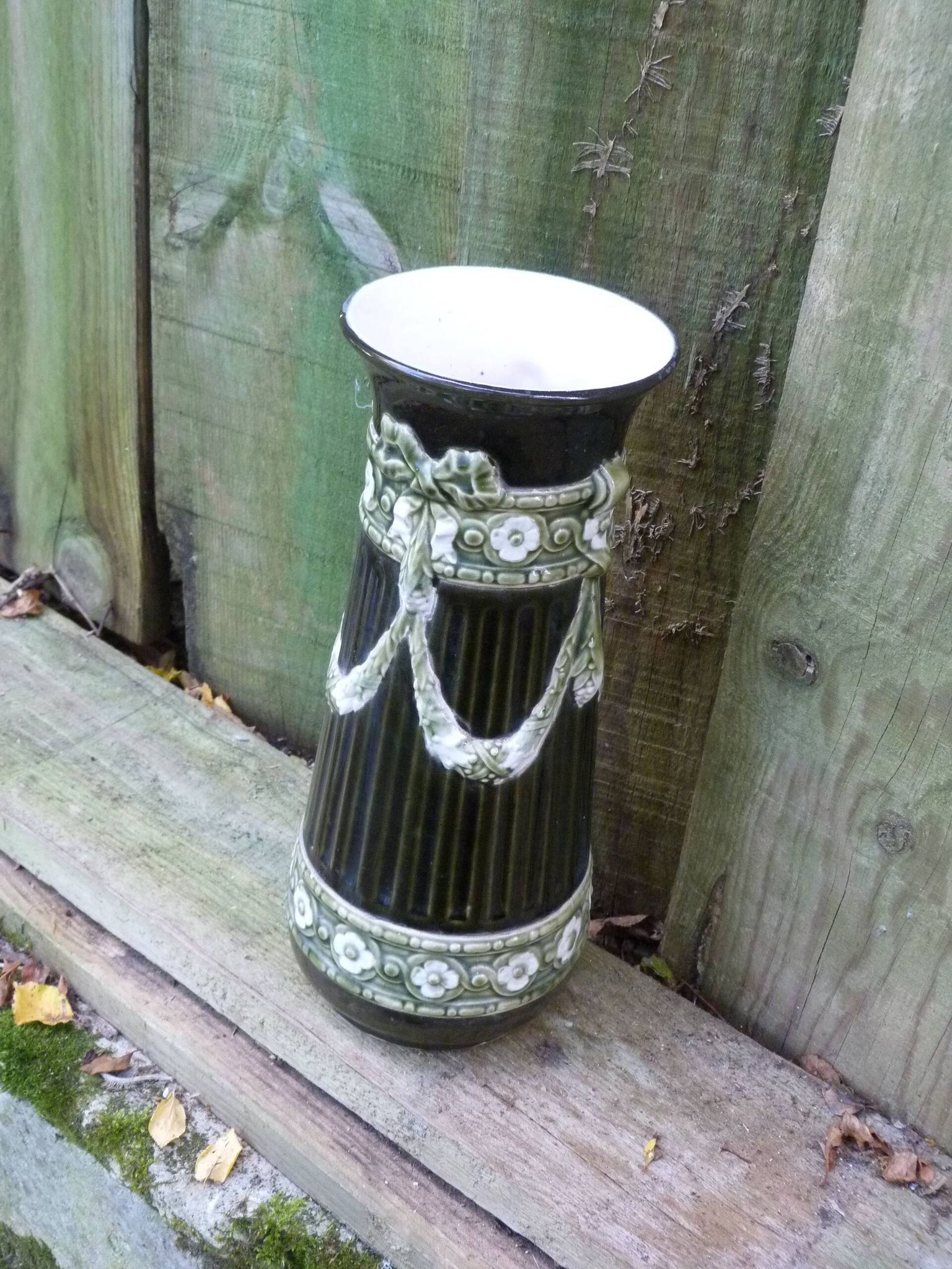 Art Nouveau vase in slip De Bruyn Fives Lille