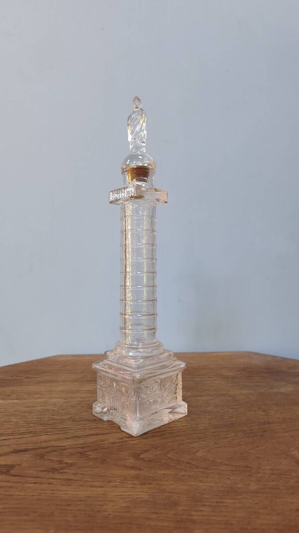 Flacon à parfum colonne Vendôme en verre moulé époque 19ème