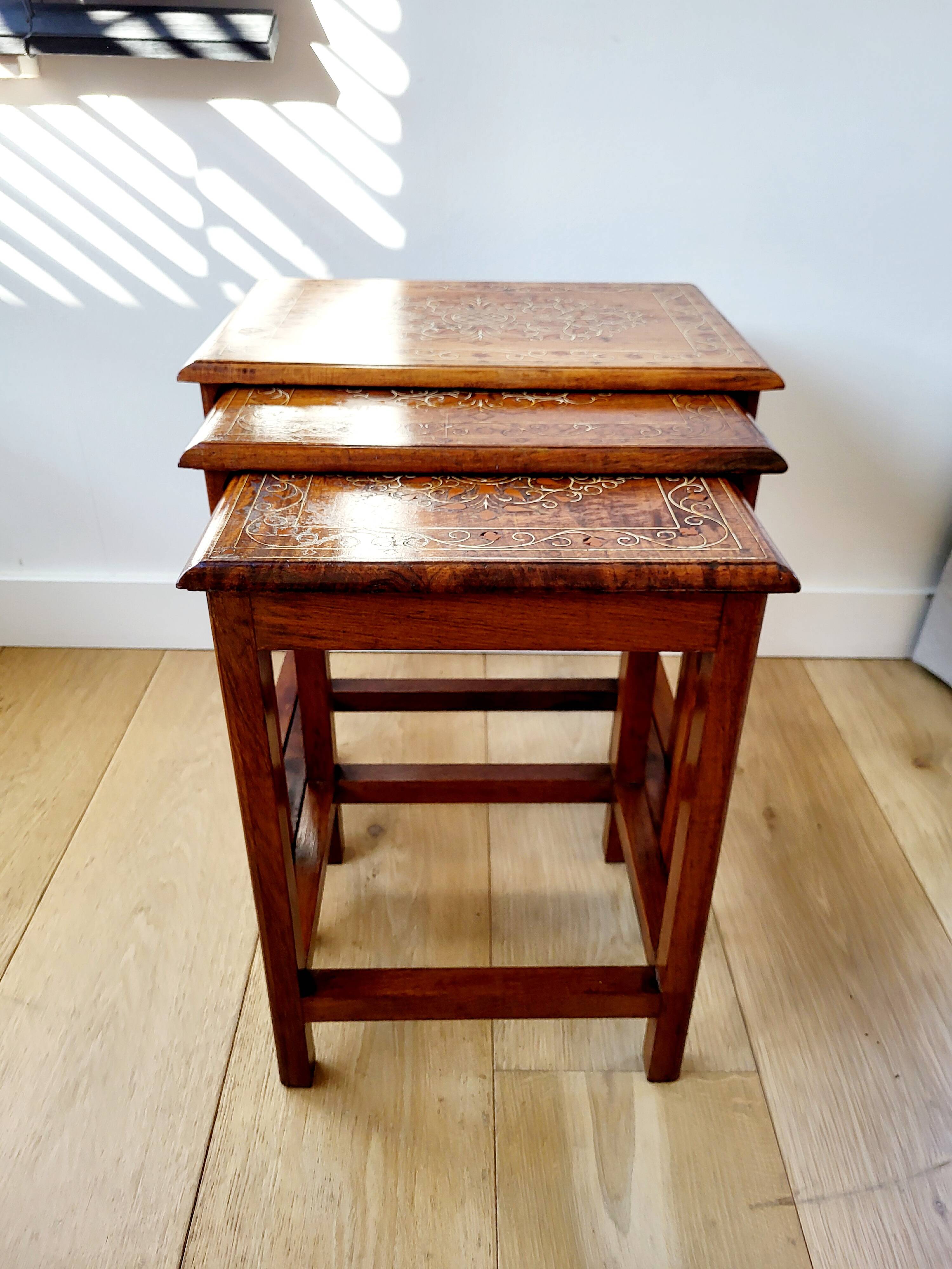 Ensemble de tables d'appoint ou tables gigognes vintage, 3 pièces, motif bois incrusté