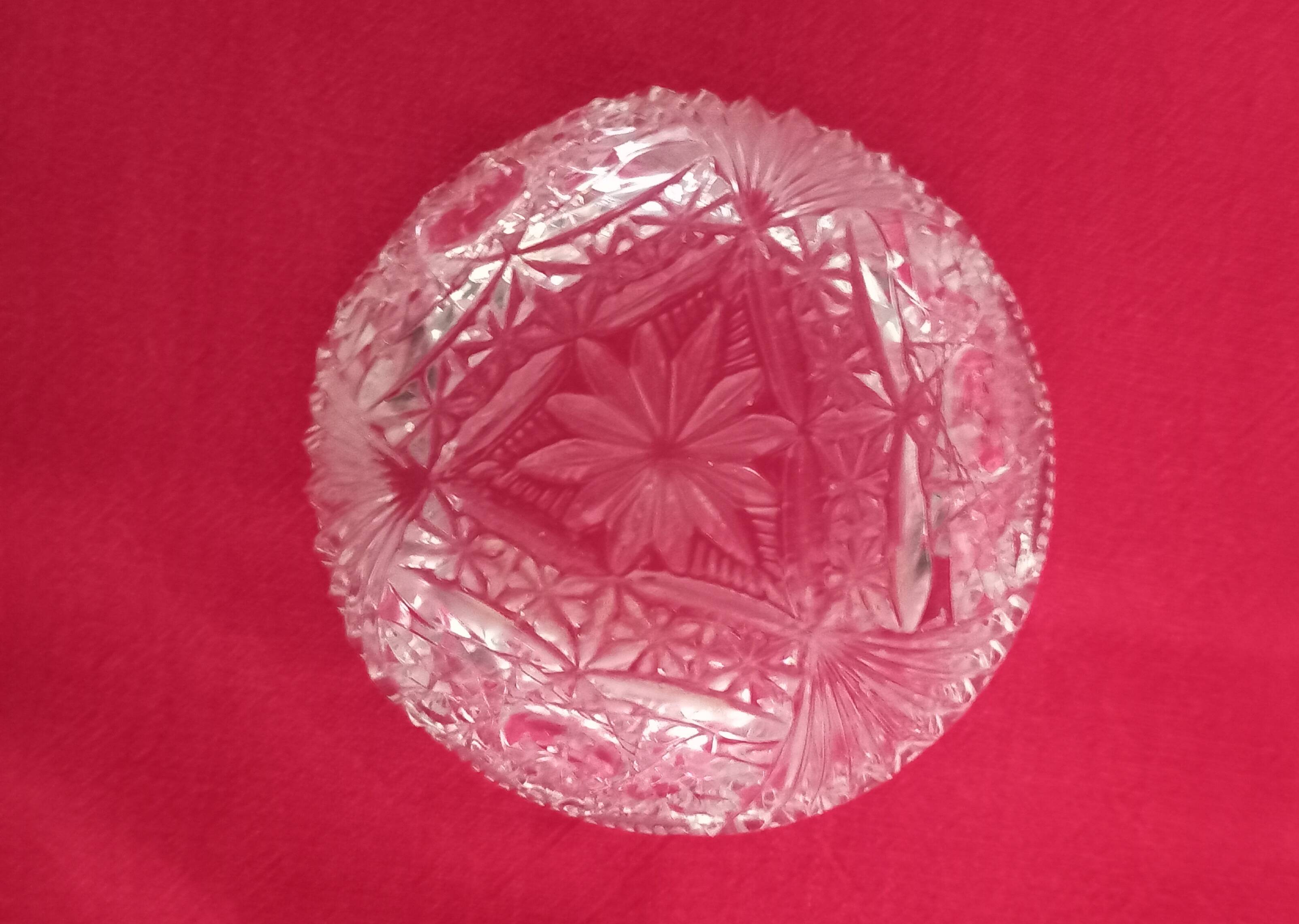 4 chiseled molded glass dessert bowls