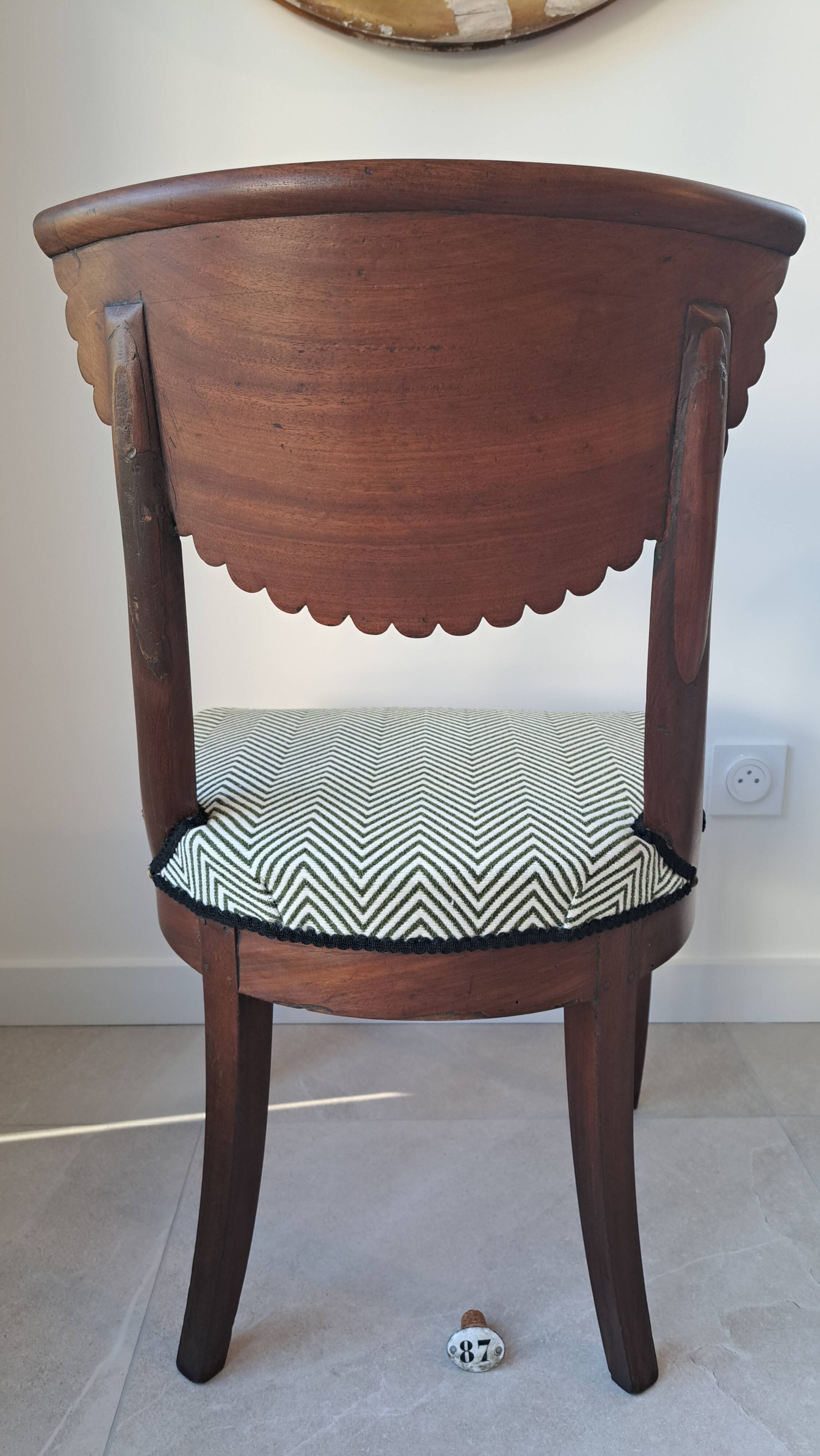 Pair of mahogany gondola chairs – Empire style – 20th century, restored