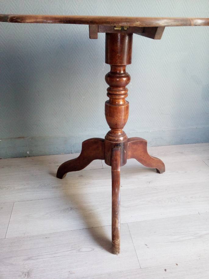 Folding violin table