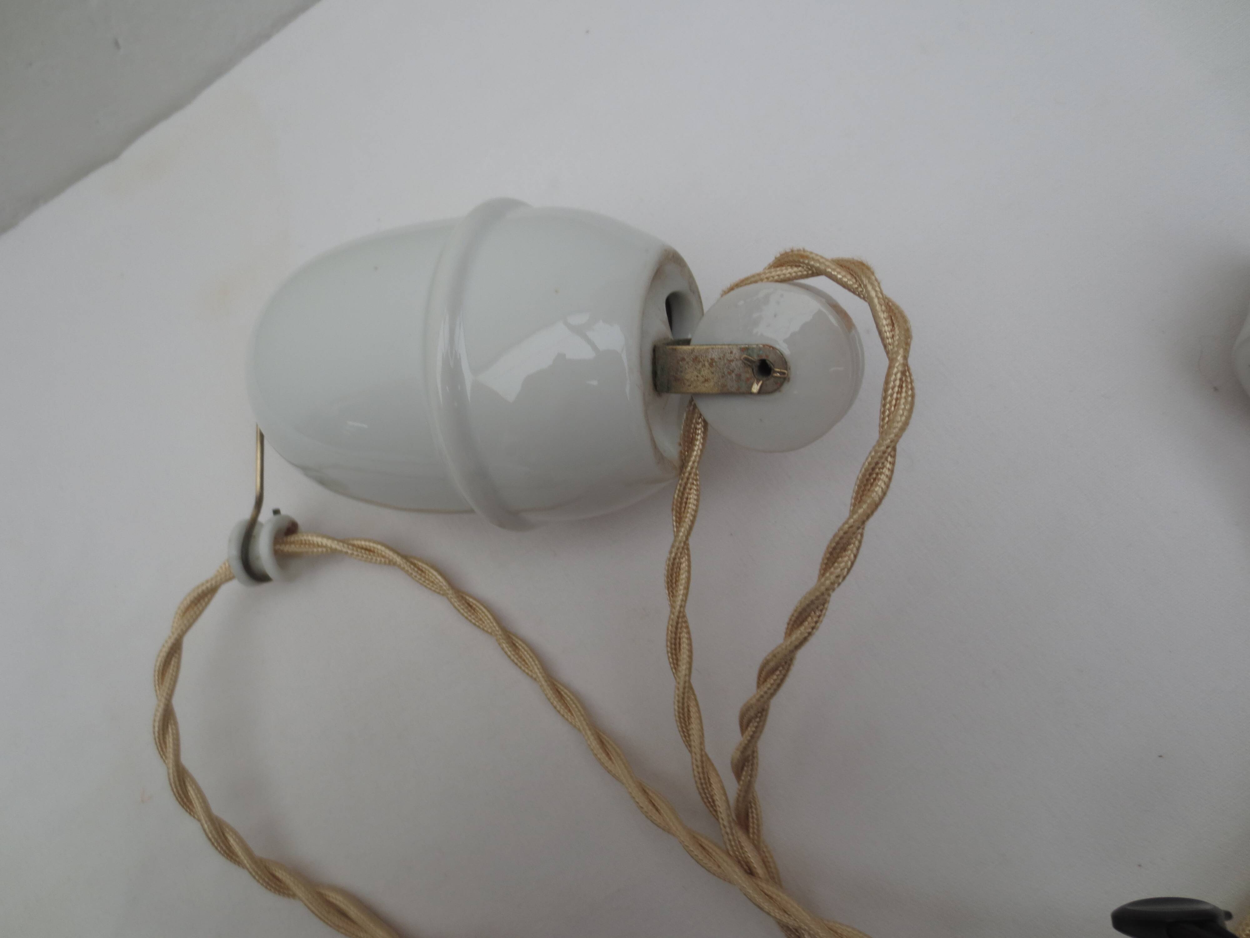 Old suspension, said rises and falls with serrated white opaline