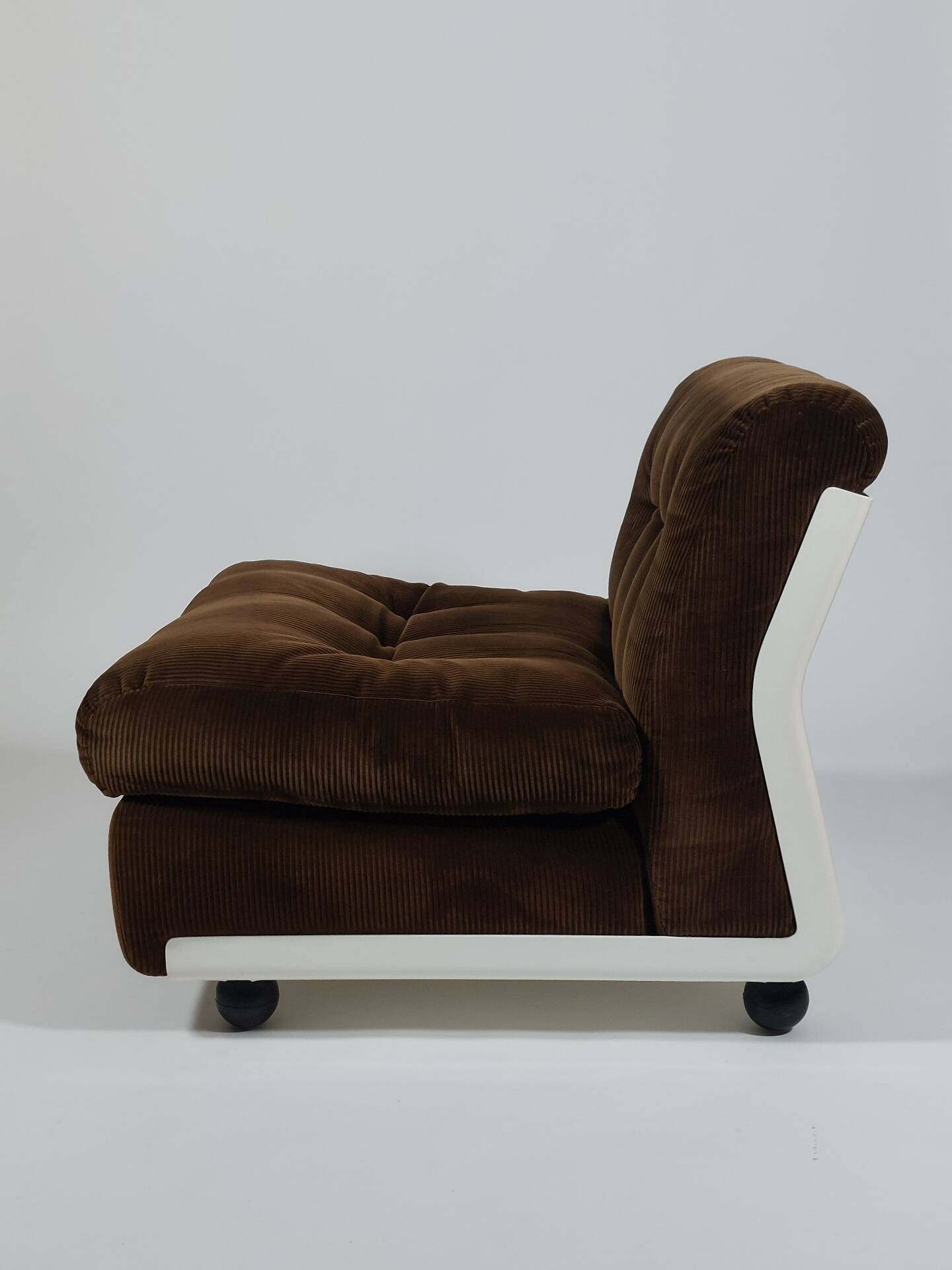 Paire de fauteuils lounge Amanta en velours côtelé et fibre de verre par Mario Bellini pour C&B Italia